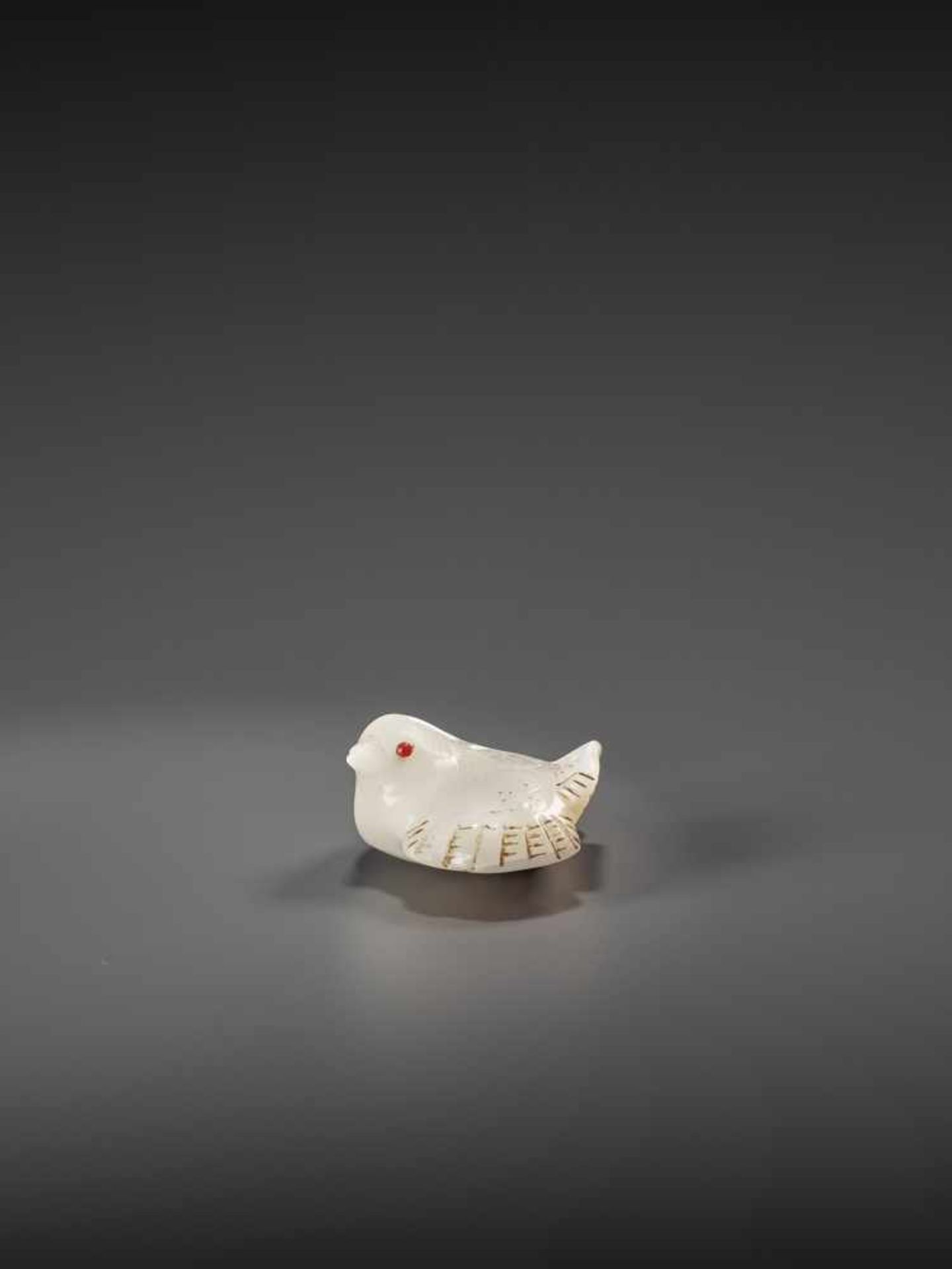 A VERY RARE MOTHER OF PEARL NETSUKE OF FUKURA SUZUME UnsignedJapan, 19th century, Edo period (1615- - Bild 7 aus 11