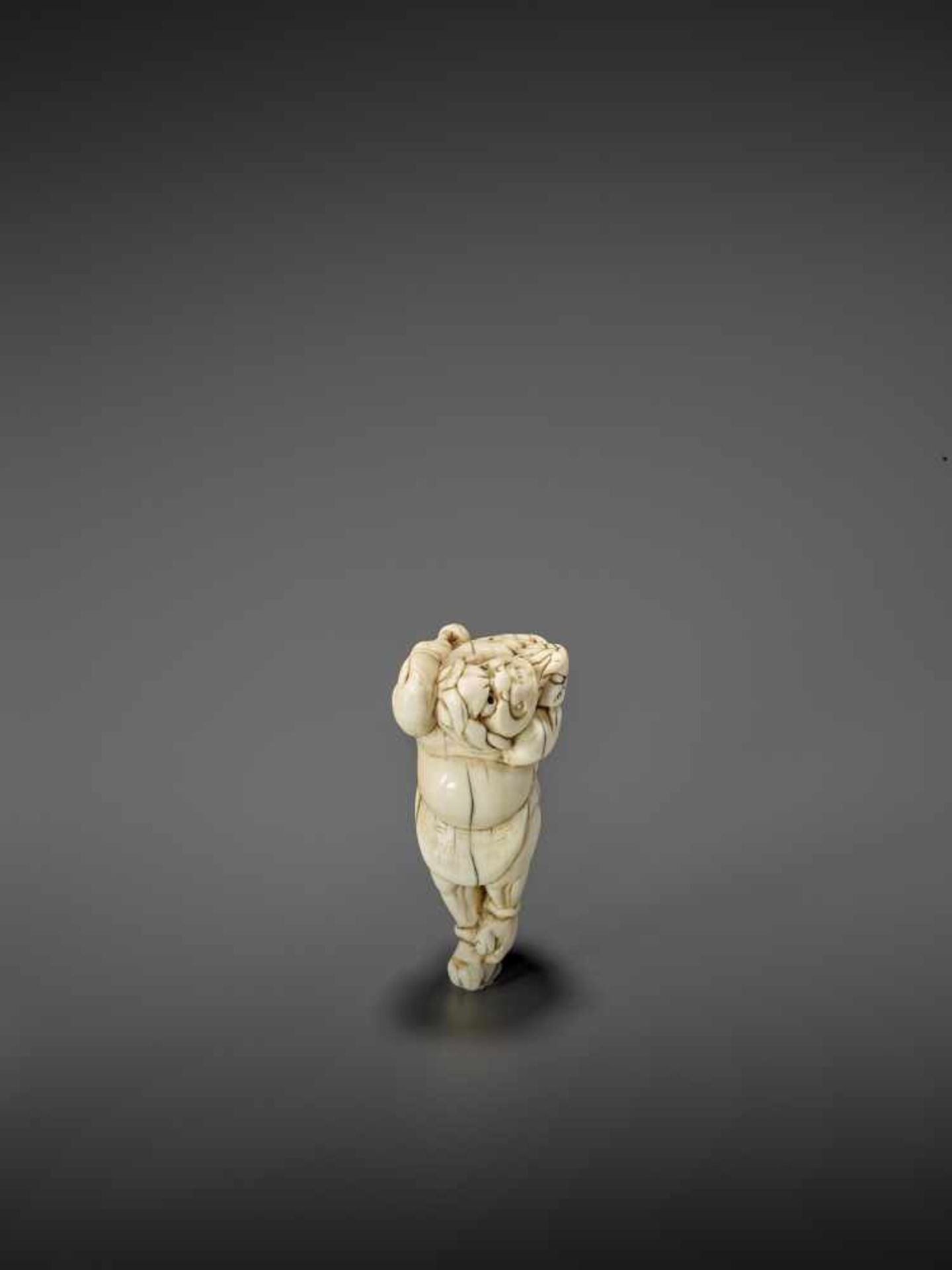 A RARE IVORY NETSUKE OF RAIJIN WITH RAITARO ARMED WITH FISH HEADS UnsignedJapan, 18th century, Edo - Bild 8 aus 9