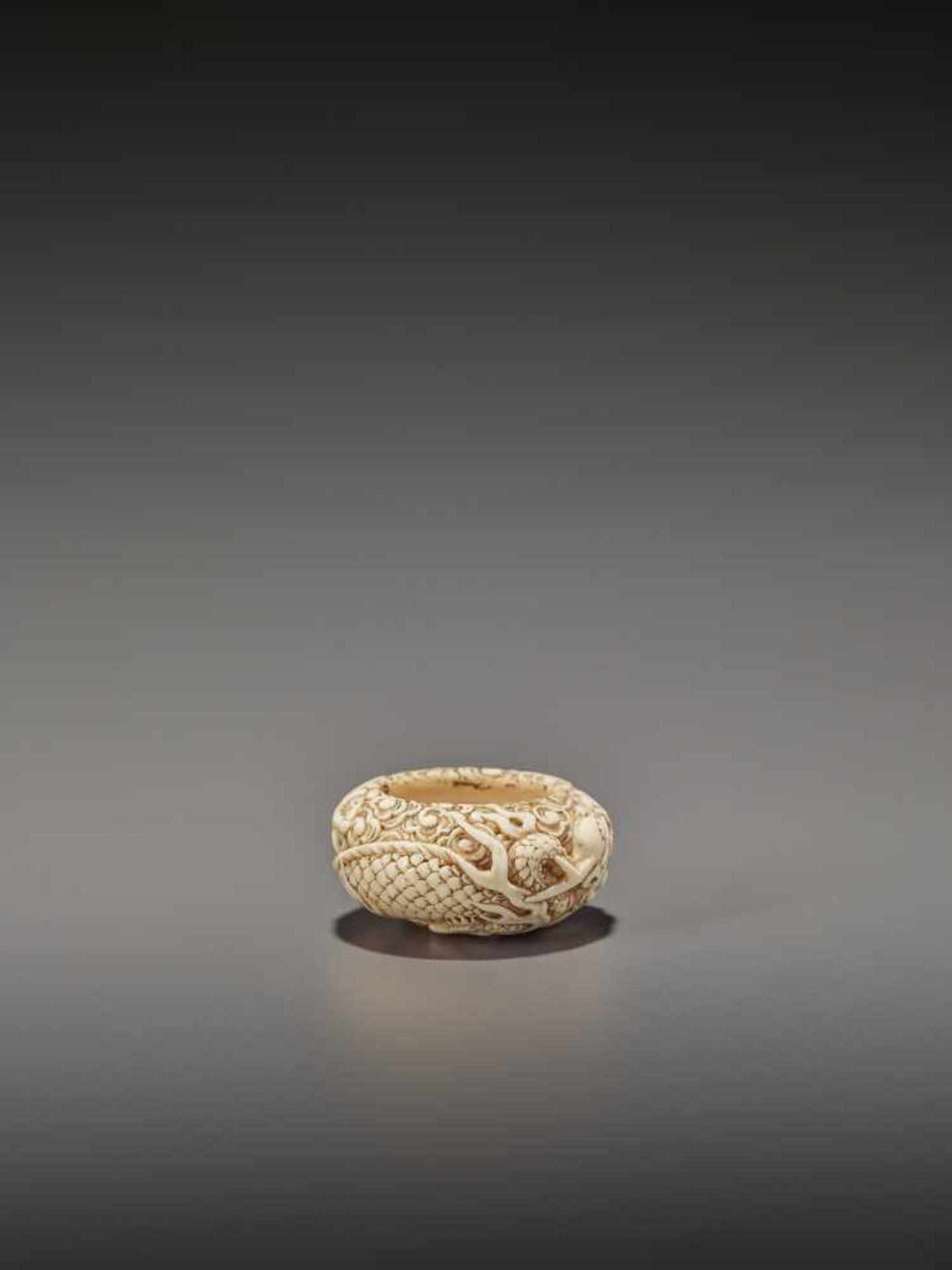 A FINE AND RARE IVORY ASHTRAY NETSUKE WITH DRAGON UnsignedJapan, 19th century, Edo period (1615- - Bild 6 aus 6