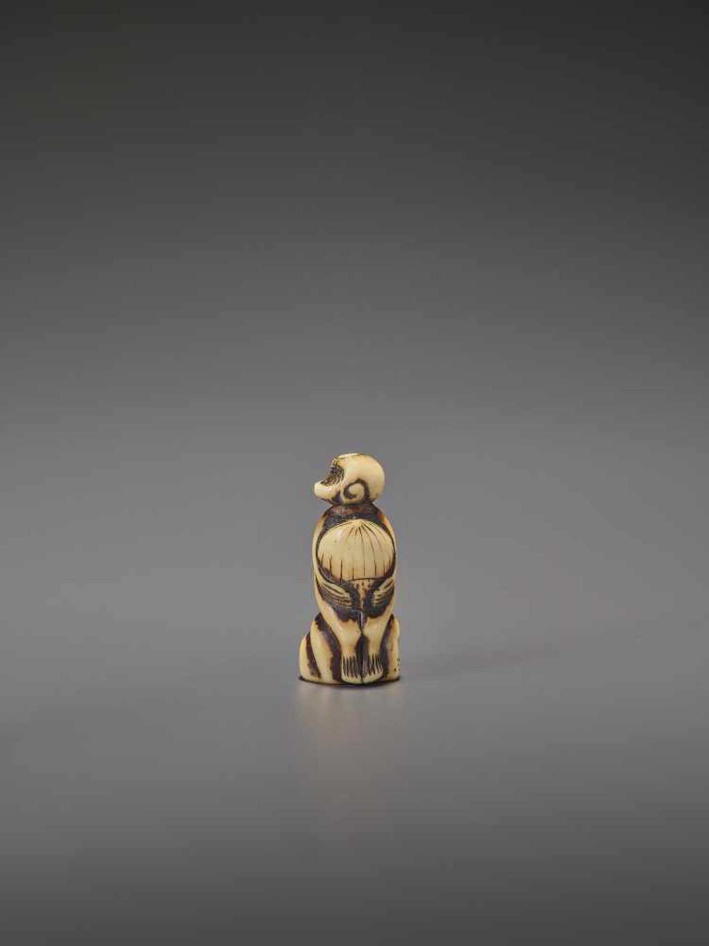 A STAG ANTLER NETSUKE OF A MONKEY WITH CHESTNUT UnsignedJapan, 18th century, Edo period (1615-1868) - Image 3 of 7