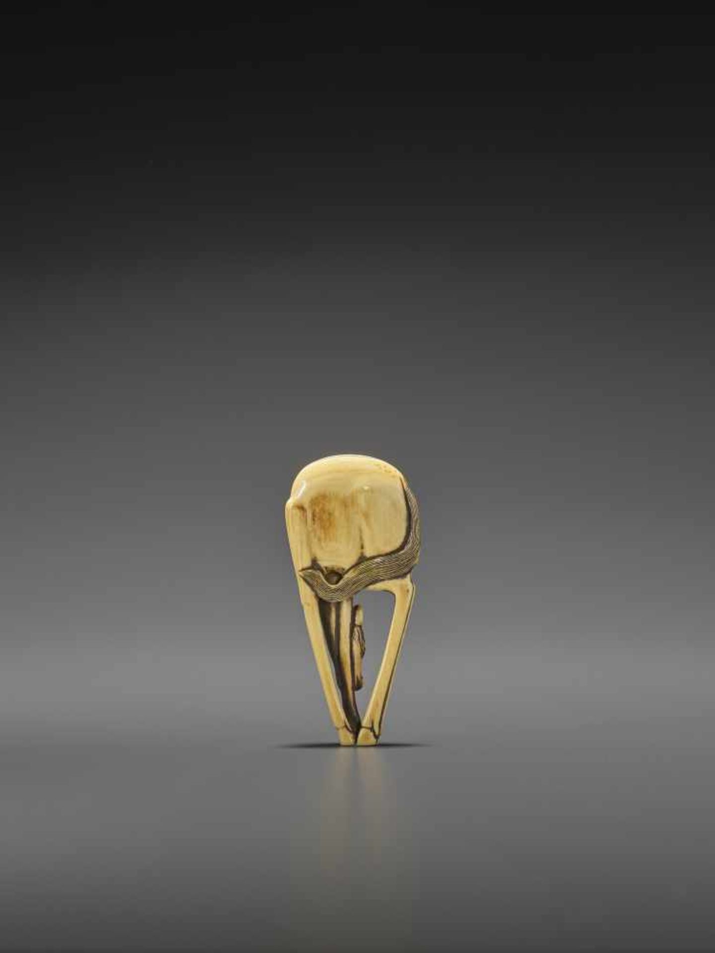 A LARGE AND RARE IVORY NETSUKE OF A GRAZING HORSE UnsignedJapan, 18th century, Edo period (1615- - Image 2 of 8