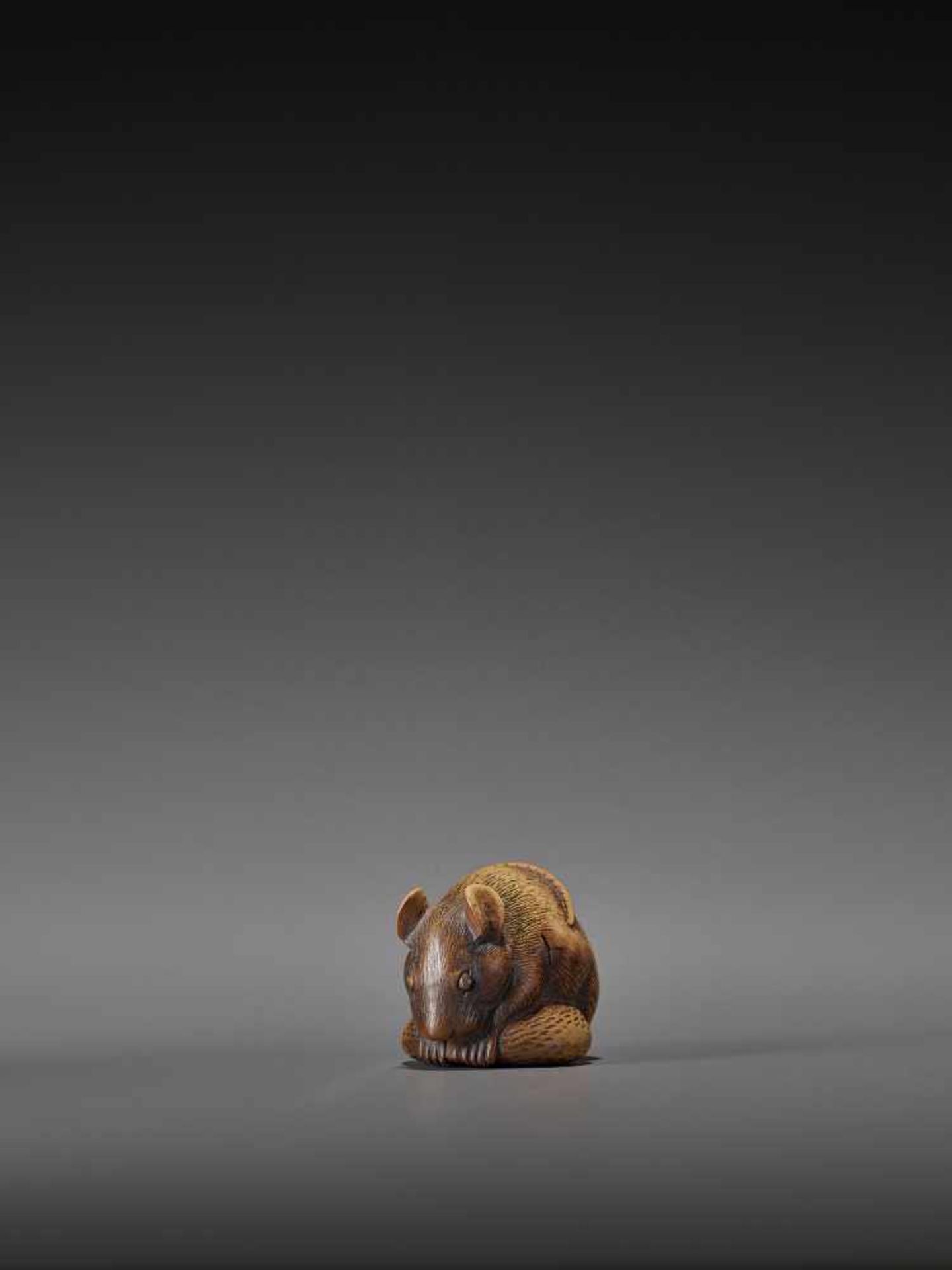 A WOOD NETSUKE OF A RAT WITH CHESTNUT UnsignedJapan, 19th century, Edo period (1615-1868)A - Bild 3 aus 10