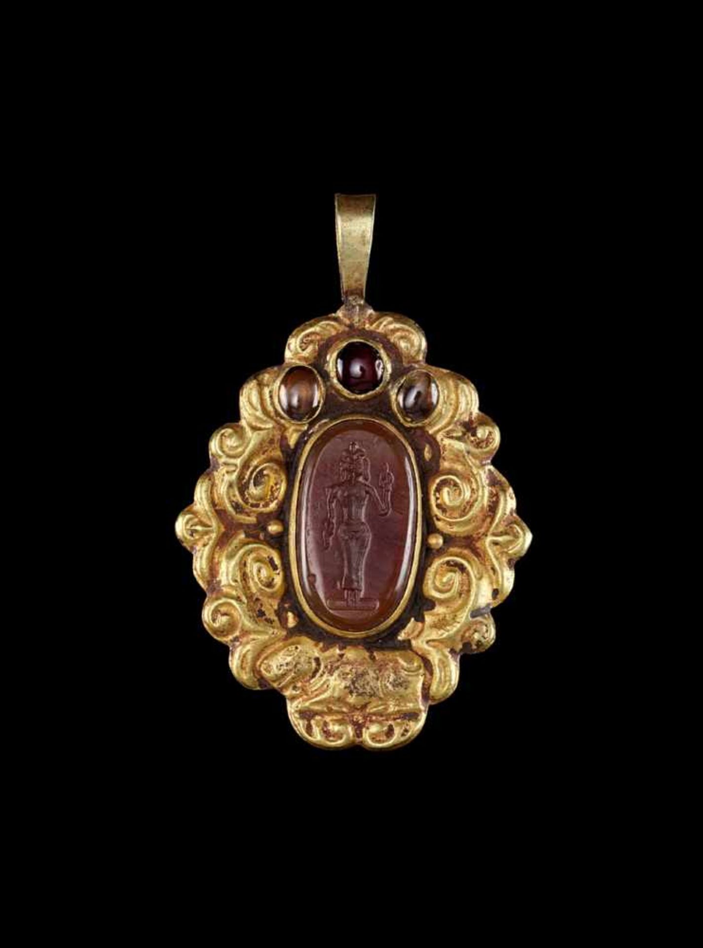 A CHAM REPOUSSÉ GOLD PENDANT WITH STONE INTAGLIO DEPICTING SHIVA Central Cham kingdom, early - Image 3 of 4