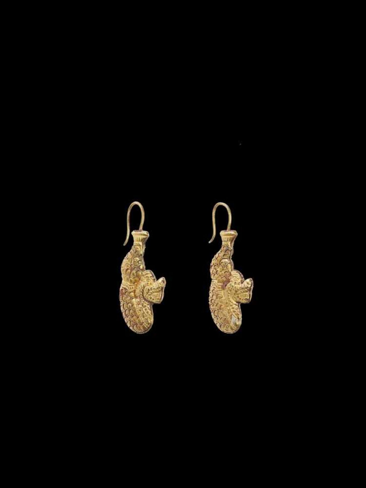 A PAIR OF CHAM REPOUSSÉ GOLD EAR ORNAMENTS IN THE FORM OF MAKARA Champa, Thap Mam Style, 12th – 14th - Image 5 of 6