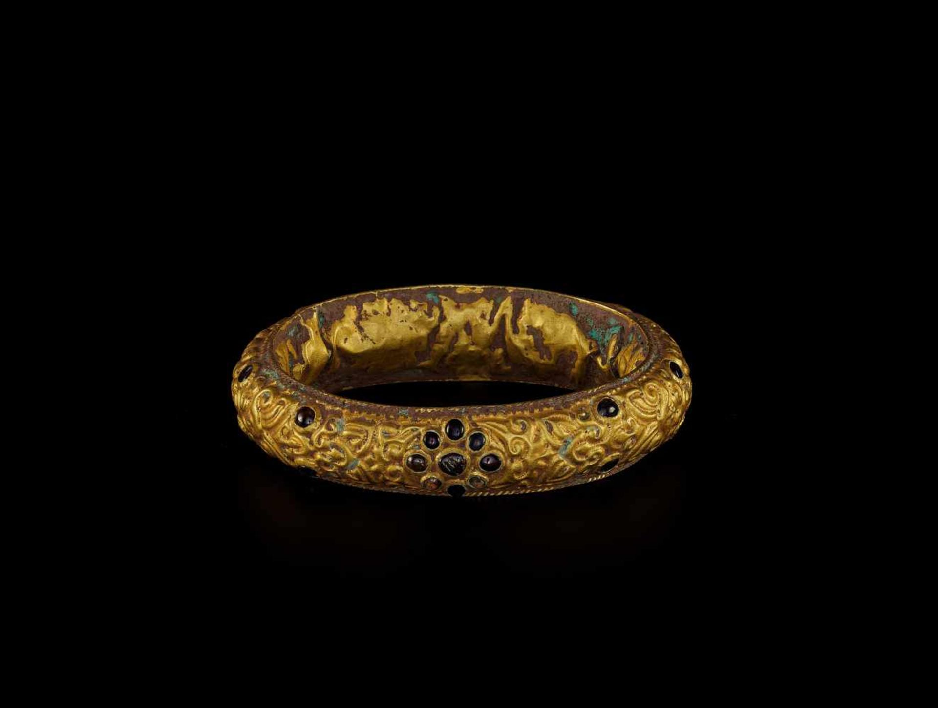 A CHAM REPOUSSÉ GOLD BRACELET WITH GEMSTONE FLOWERS AND HINDU GODDESSES Champa, classical period, - Bild 5 aus 6