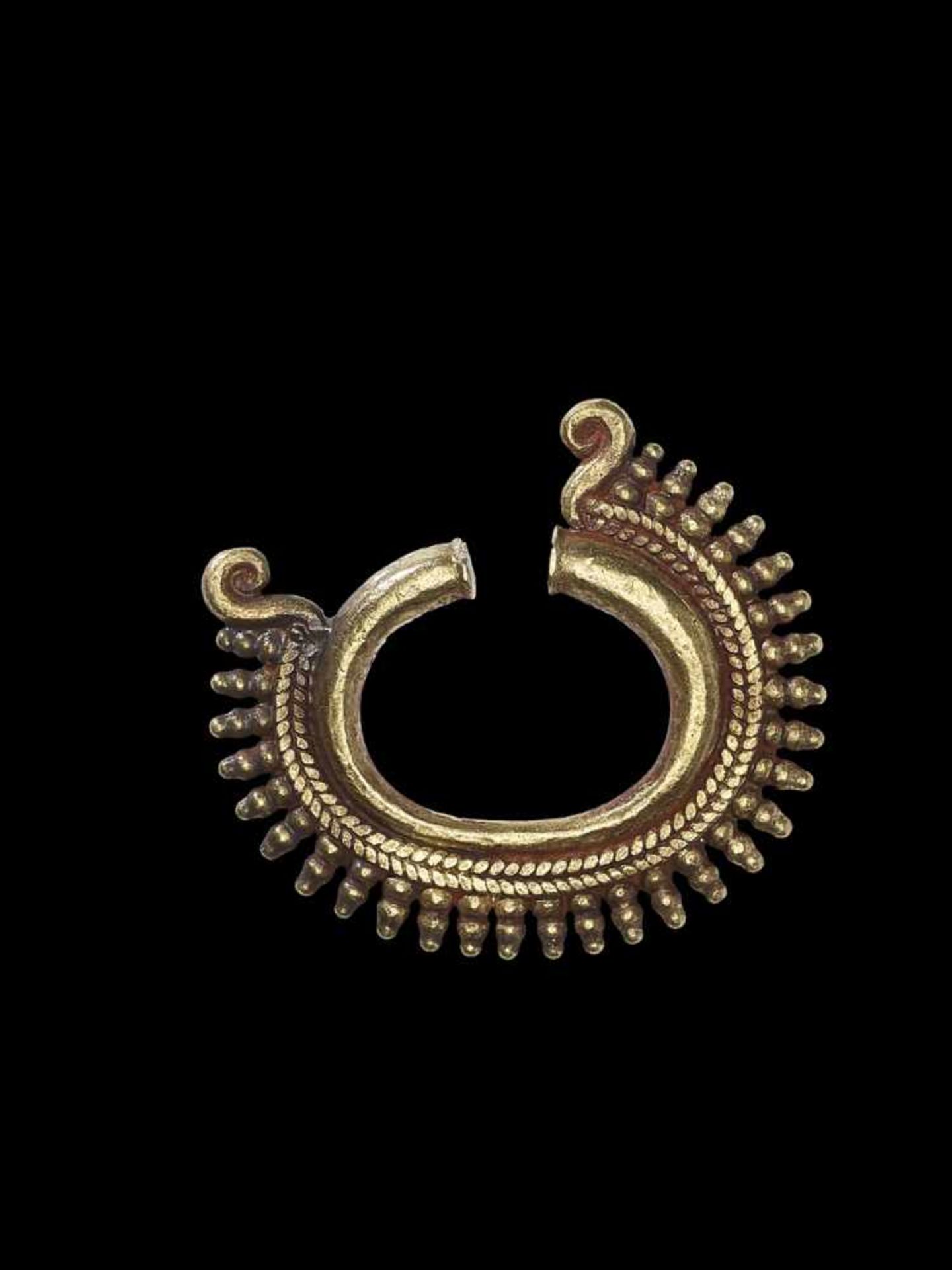 A PAIR OF OPEN RING-SHAPED MINDANAO GOLD EAR ORNAMENTS Philippines, Mindanao, 8th – 13th century. - Image 3 of 4