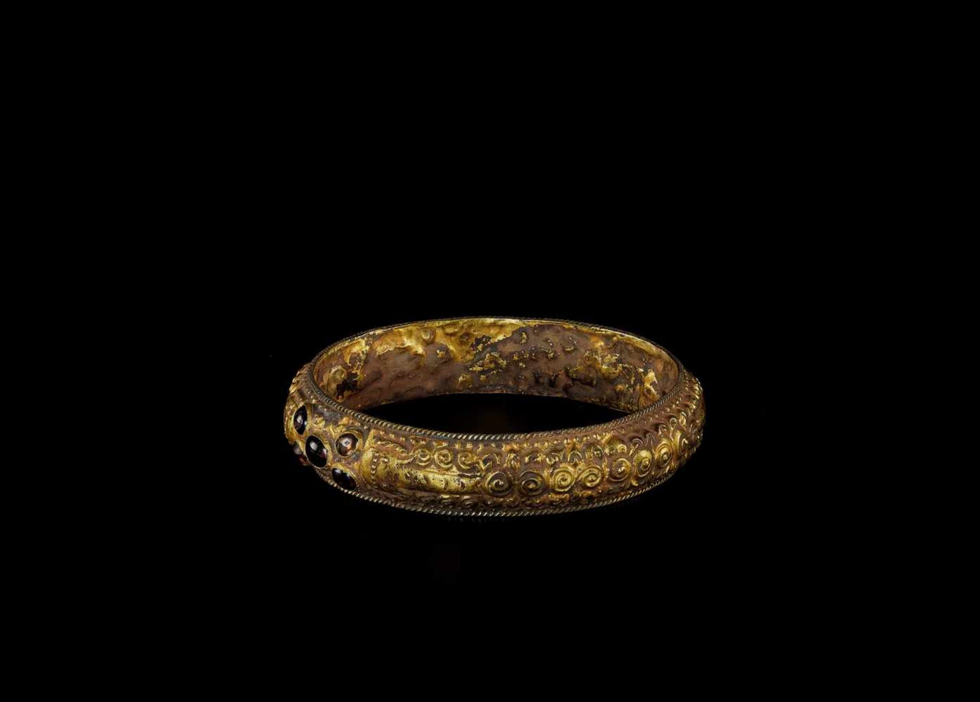 A CHAM REPOUSSÉ GOLD BRACELET WITH A GEMSTONE FLOWER AND ELEPHANTS Champa, classical period, - Bild 4 aus 7