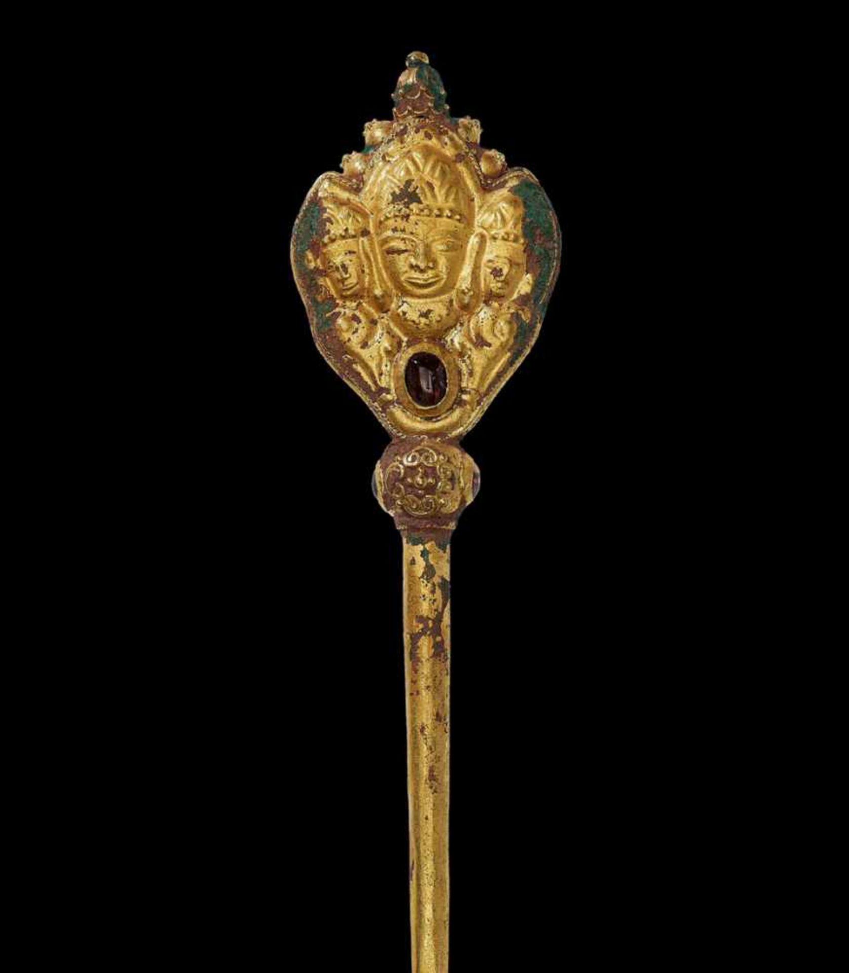 A CHAM REPOUSSÉ GOLD HAIRPIN WITH BRAHMA Central Cham kingdom, classical period, 10th – 12th - Bild 4 aus 5