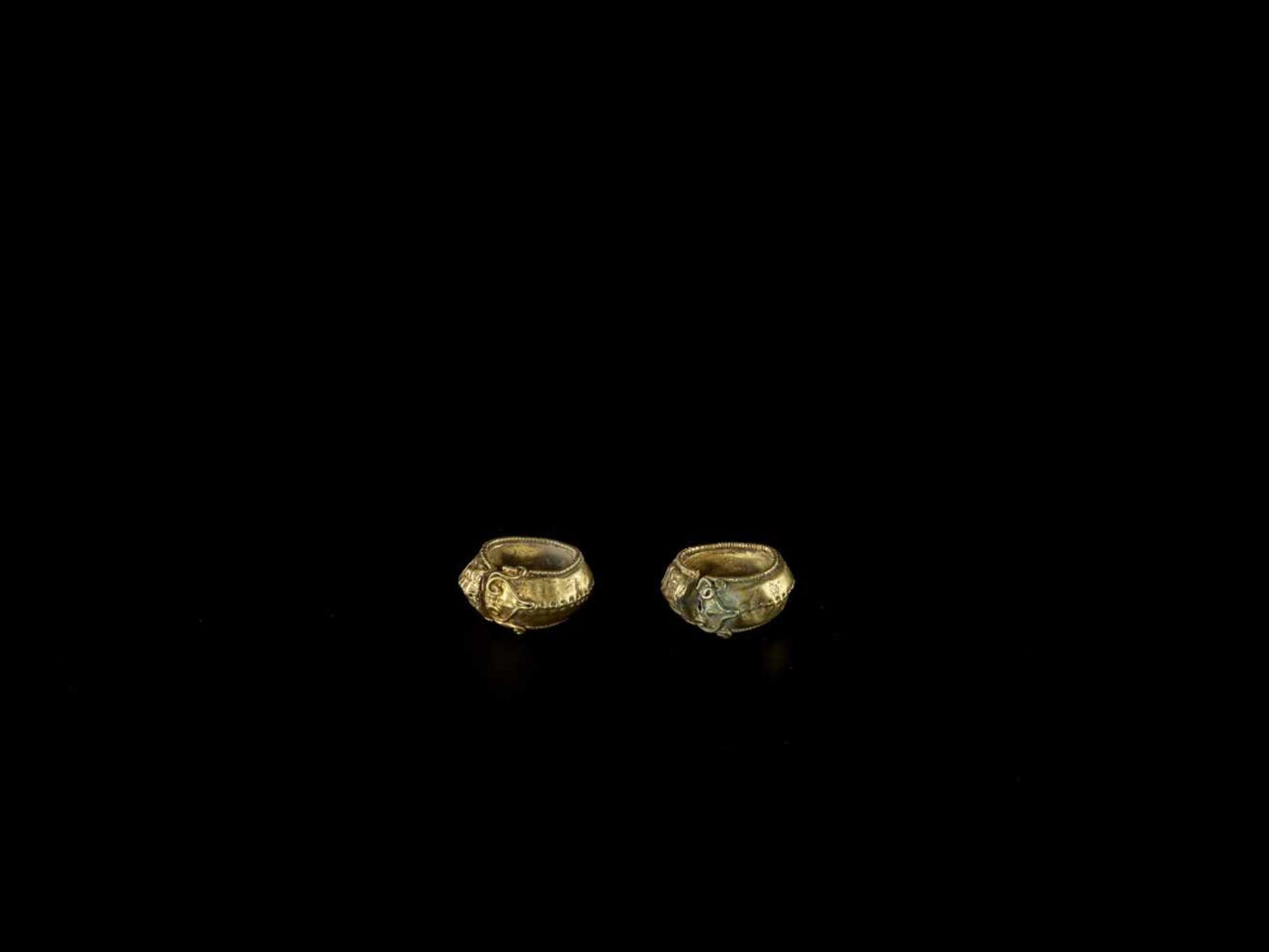 A PAIR OF CHAM REPOUSSÉ GOLD EARRINGS WITH SNAKE HEADS Champa, 12th – 14th century. The earrings - Image 5 of 5