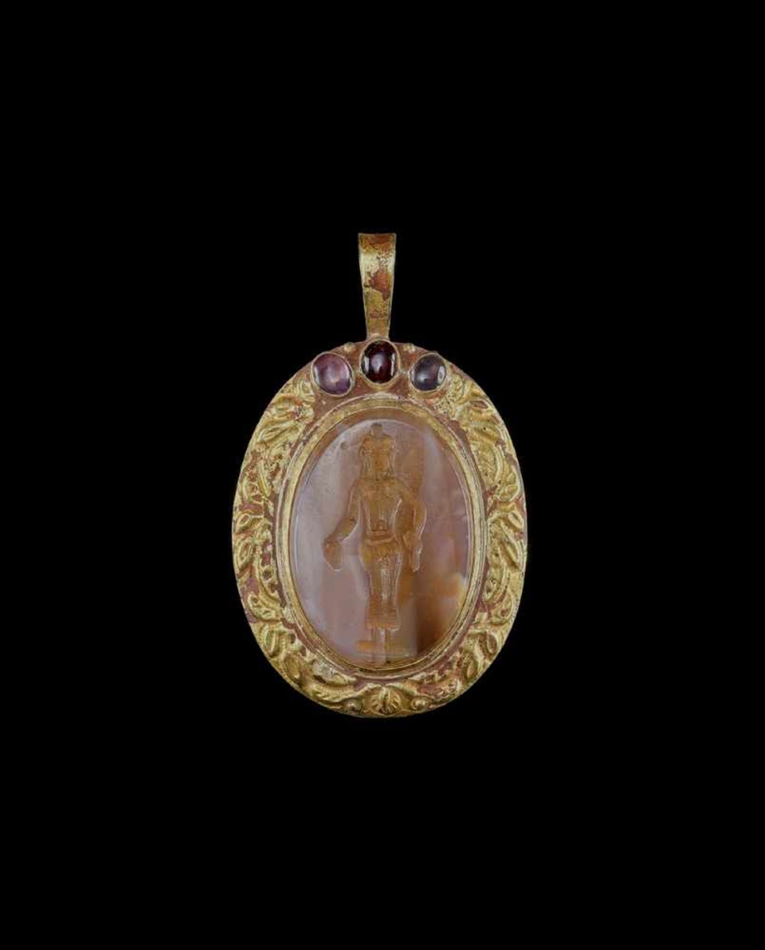 A CHAM REPOUSSÉ GOLD PENDANT WITH STONE INTAGLIO DEPICTING A HINDU DEITY Central or southern Cham - Image 3 of 5