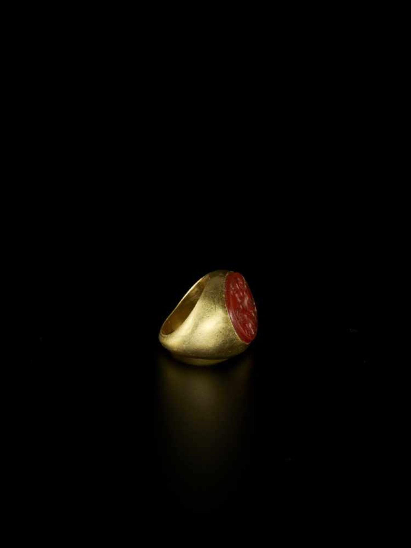 A MASSIVE CHAM GOLD RING WITH A LARGE RED CARNELIAN INTAGLIO Champa, c. 9th – 10th century. The - Bild 5 aus 7