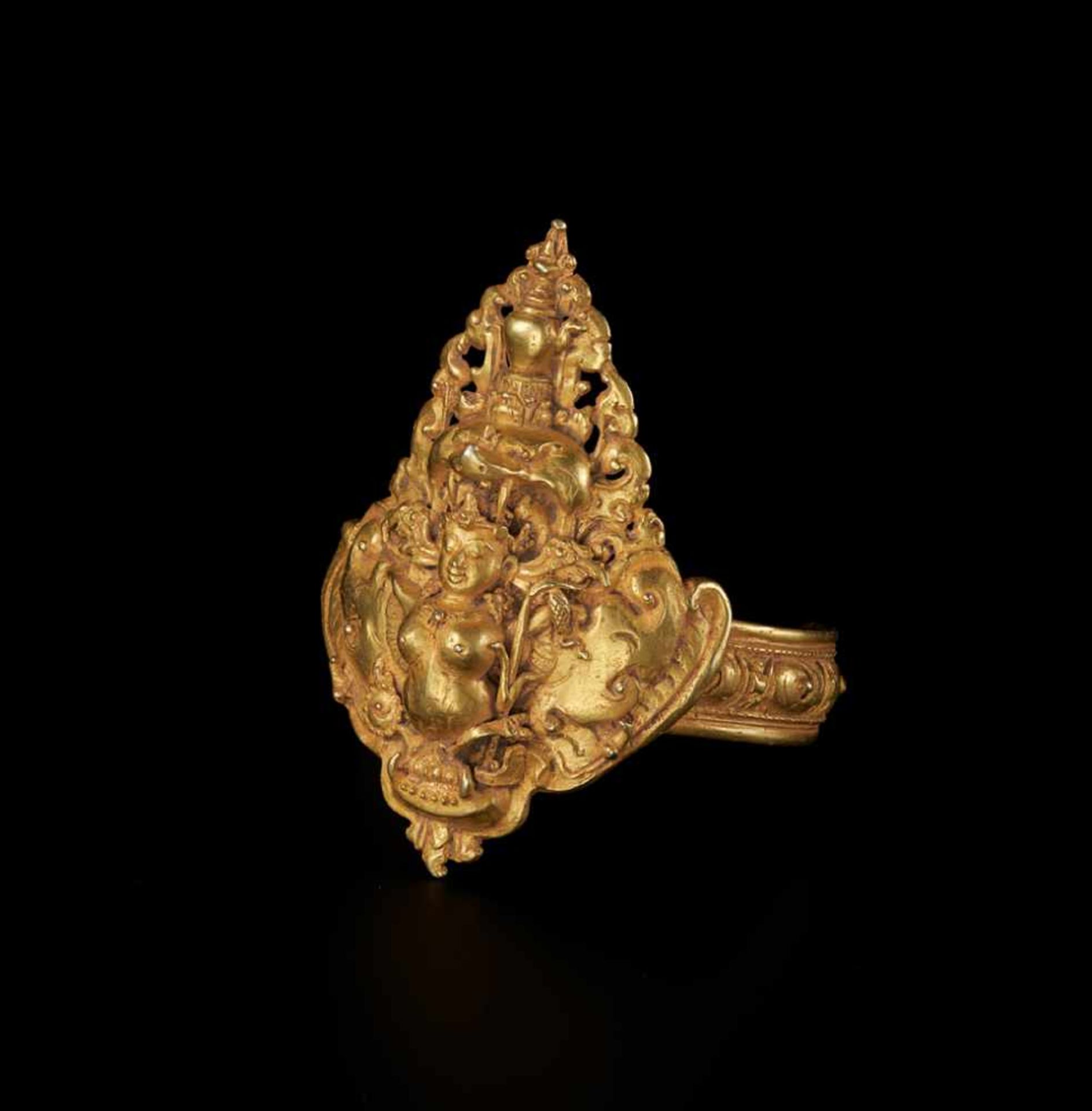 AN IMPRESSIVE SIAMESE GOLD ARMLET FOR A ROYAL DANCER DEPICTING A KINNARI Kingdom of Siam, 18th – - Image 2 of 5