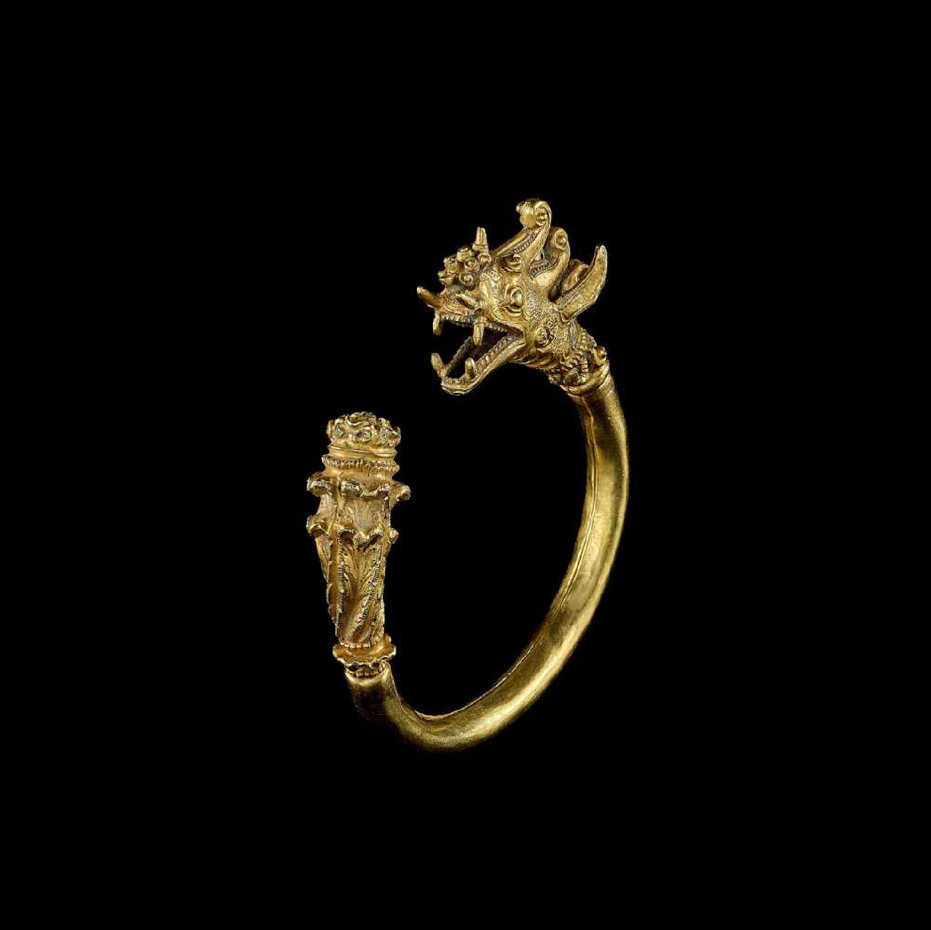 AN IMPRESSIVE MANDALAY GOLD BANGLE WITH A DRAGON AND A LOTUS FLOWER Myanmar, 20th century. The lower - Image 3 of 5