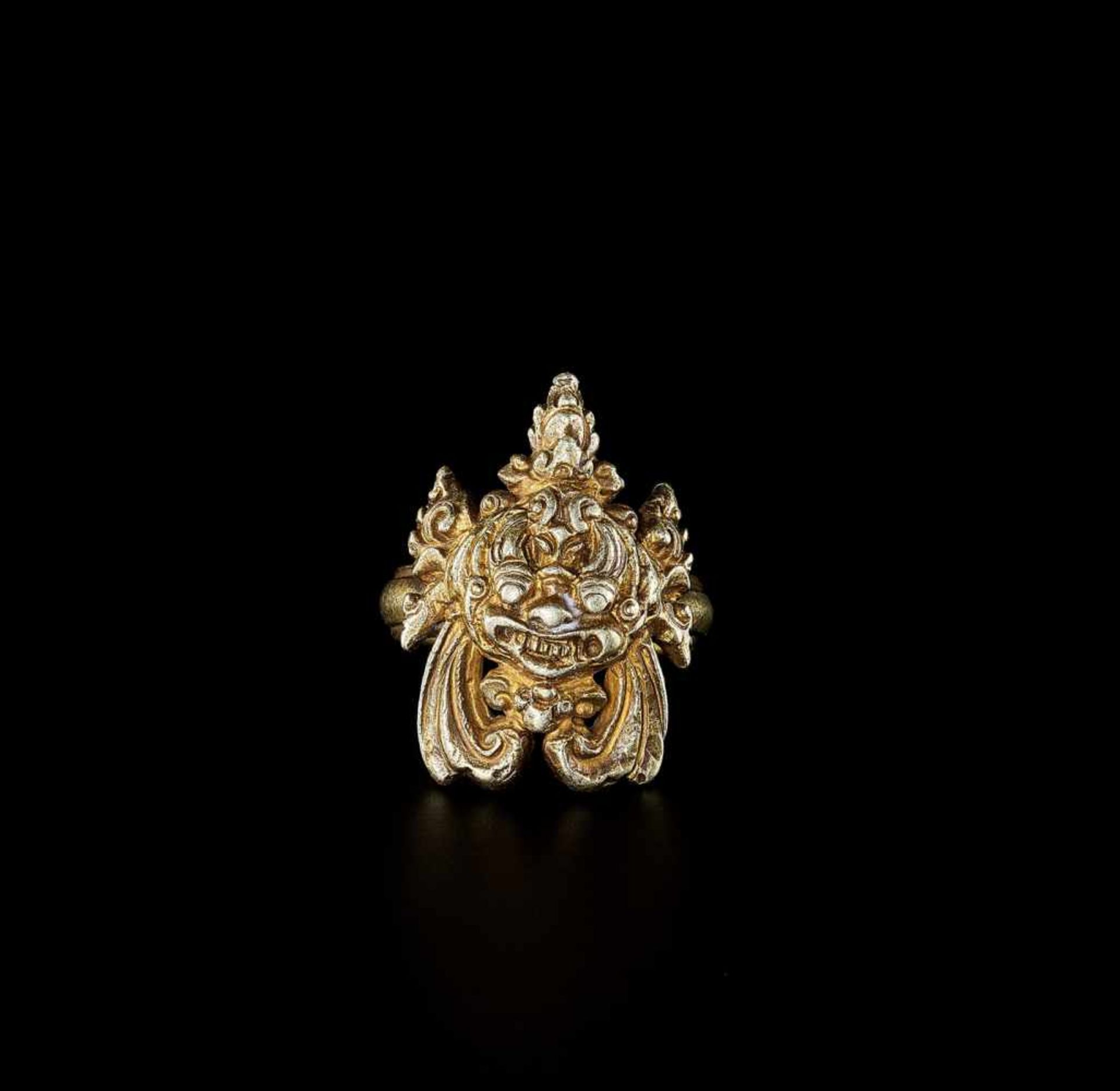 A CHAM GOLD RING DEPICTING KALA Champa, c. 17th – 18th century. The skillfully crafted top of the - Bild 2 aus 5