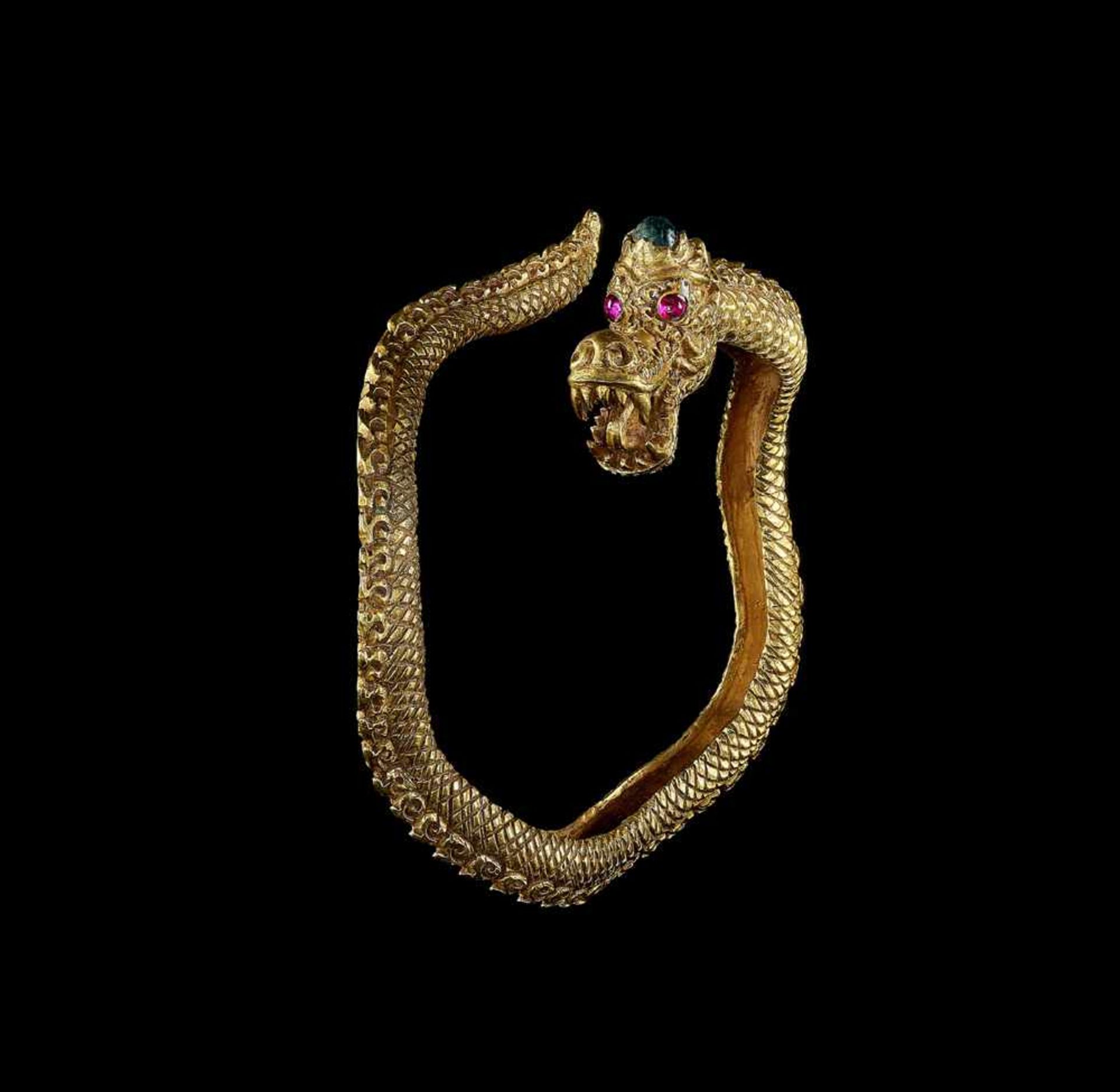A GOLD DRAGON BANGLE WITH RUBY EYES AND A GREEN GEMSTONE Malaysia, c. 18th – 19th century. An - Image 4 of 6