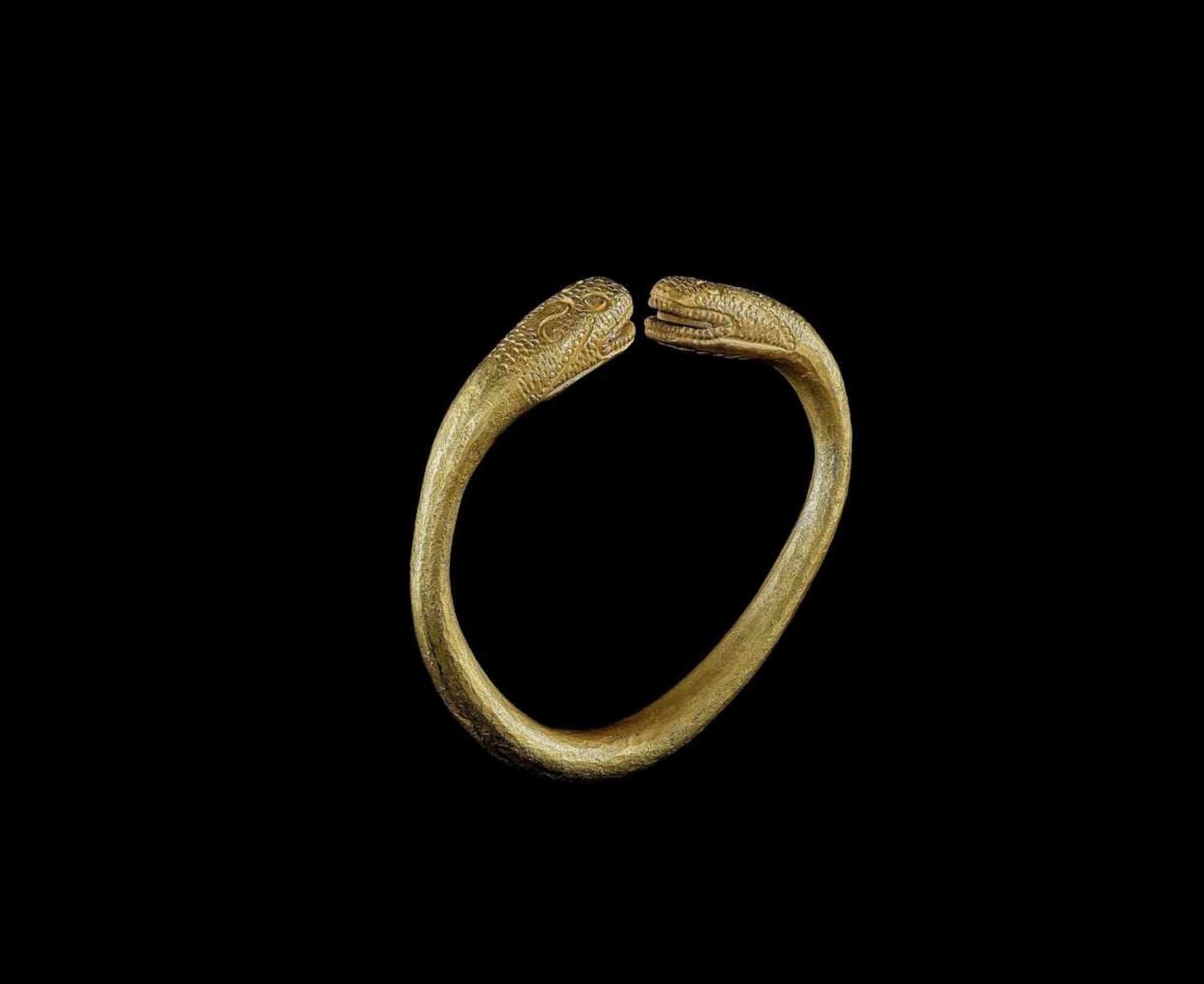 A MASSIVE INDIAN GOLD BANGLE WITH SNAKE HEADS Northern India, c. 17th – 18th century. The massive - Image 3 of 5