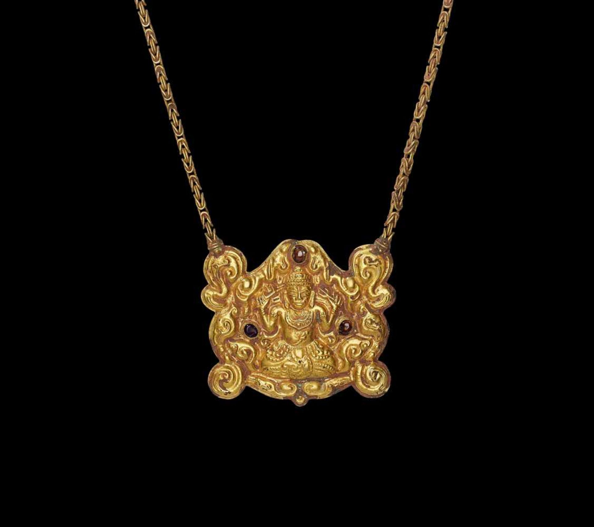 A CHAM GOLD NECKLACE WITH A FINE REPOUSSÉ GOLD PECTORAL DEPICTING SHIVA Central Cham kingdom, most - Image 2 of 4