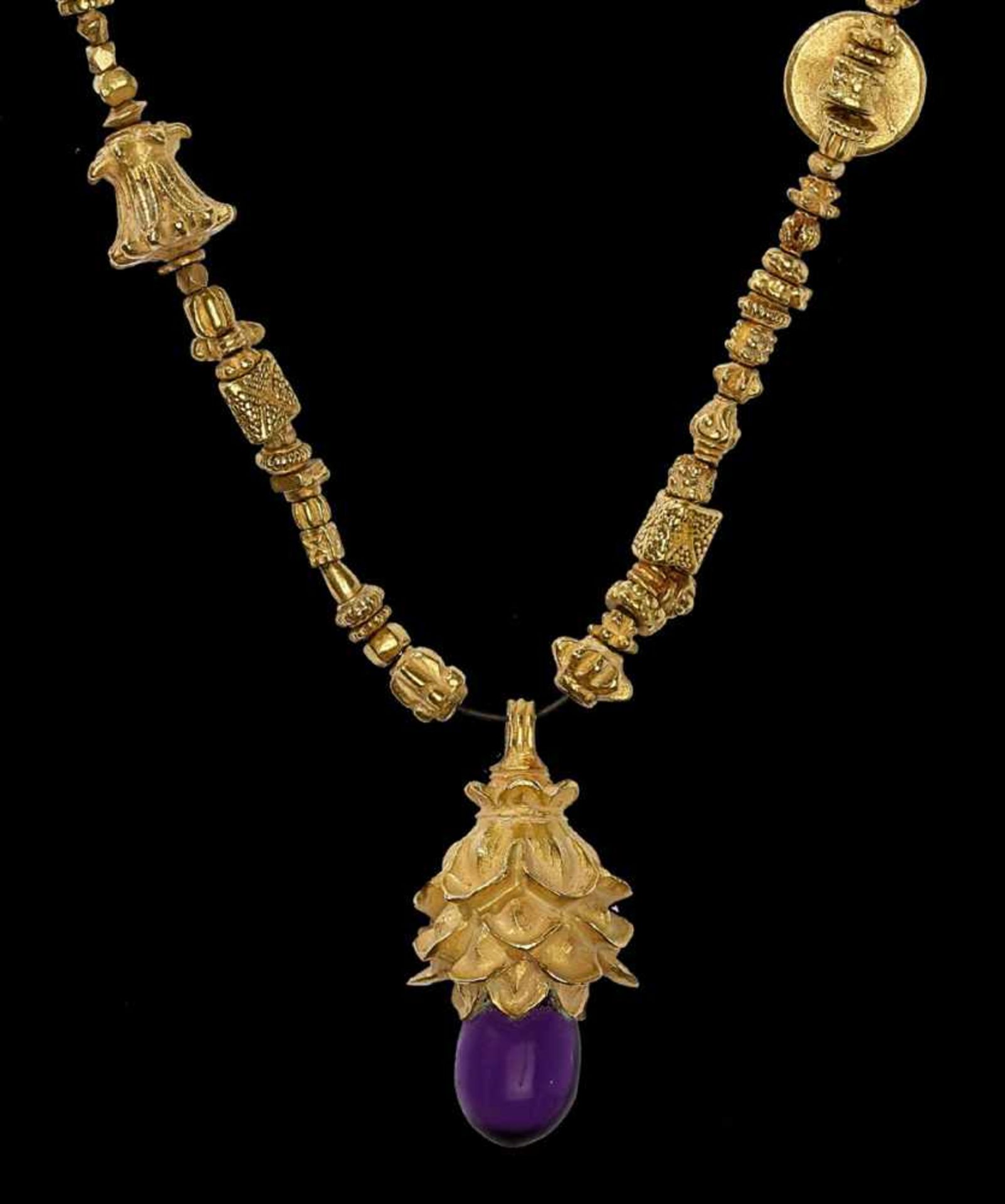 A LONG INDIAN GOLD NECKLACE WITH A LOTUS PENDANT AND AMETHYST India, 19th century. A superb necklace - Bild 5 aus 6