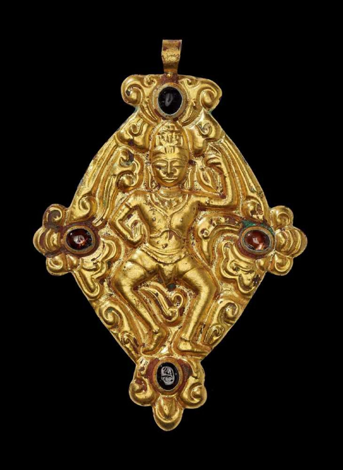 A CHAM GOLD REPOUSSÉ PENDANT DEPICTING SHIVA DANCING Central Cham kingdom, most probably Vijaya, Tra - Image 3 of 4