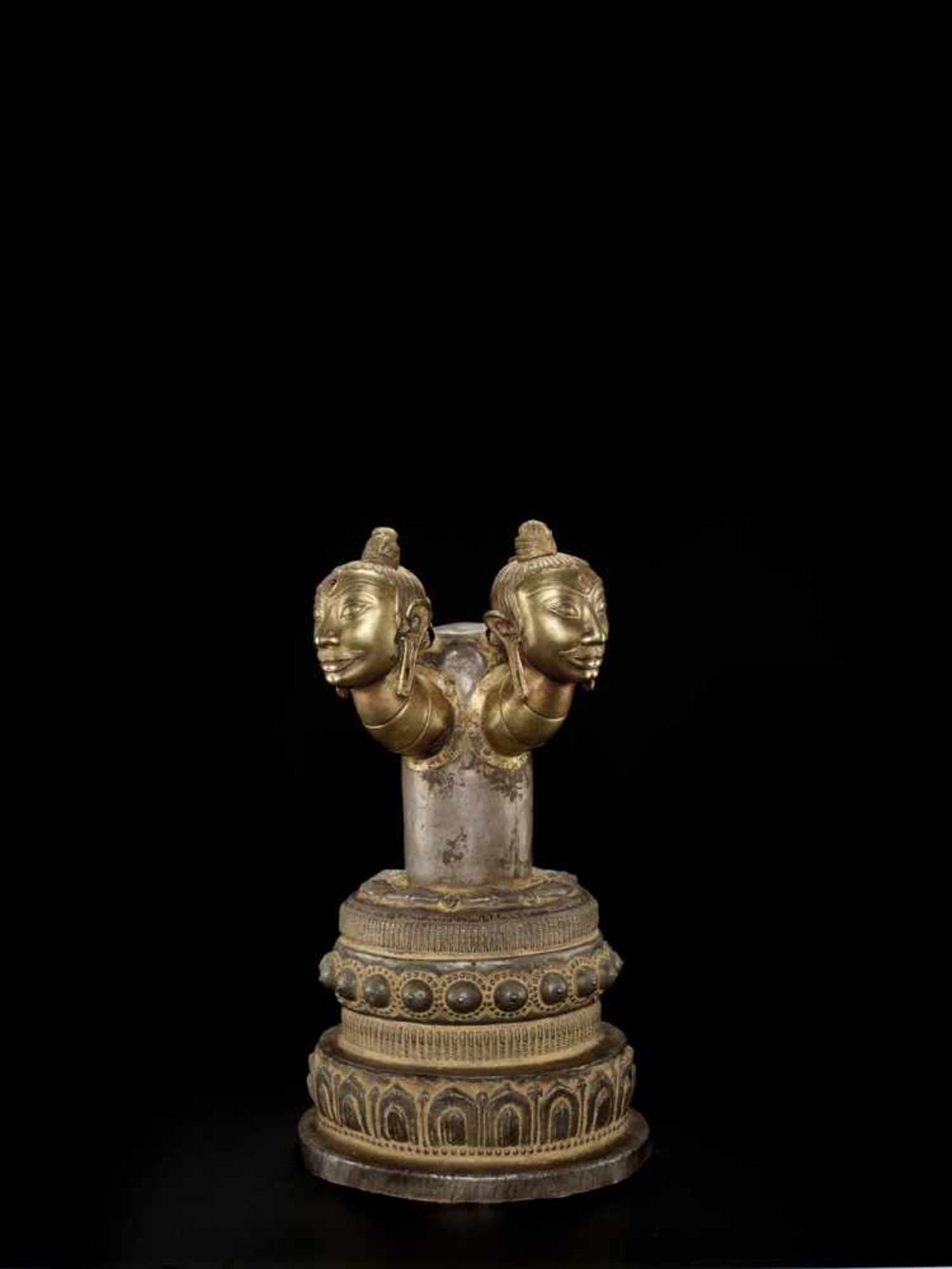 zurückgezogen / withdrawn---AN EXQUISITE AND EXCEPTIONALLY RARE CHAM LINGAM WITH FOUR GOLD SHIVA - Bild 6 aus 9