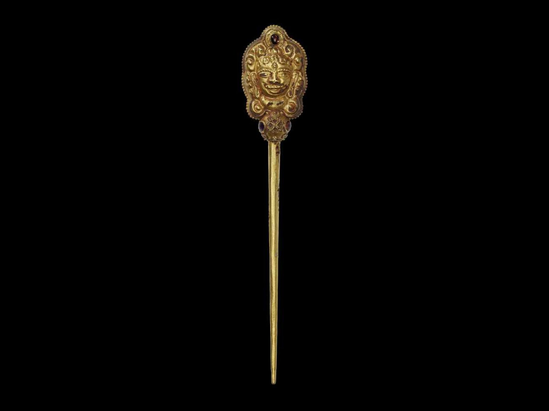 A CHAM GOLD HAIRPIN WITH THE HEAD OF SHIVA AND GEMSTONES Central Cham kingdom, most probably Vijaya, - Bild 2 aus 4