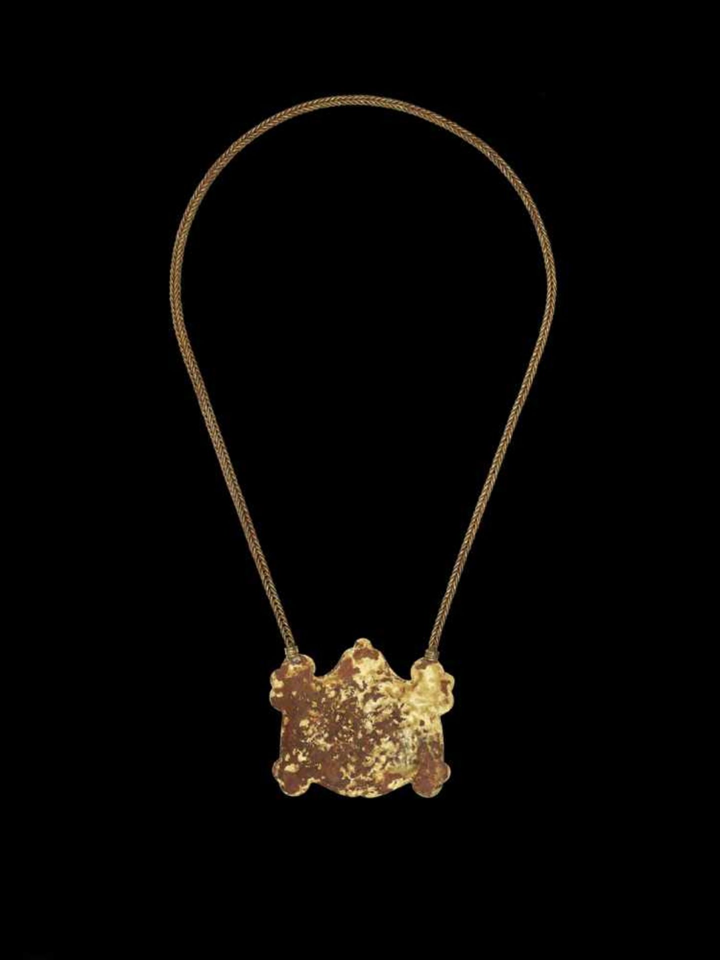 A CHAM REPOUSSÉ GOLD NECKLACE WITH A PECTORAL DEPICTING A SEATED HINDU DEITY Central Cham kingdom, - Image 4 of 5