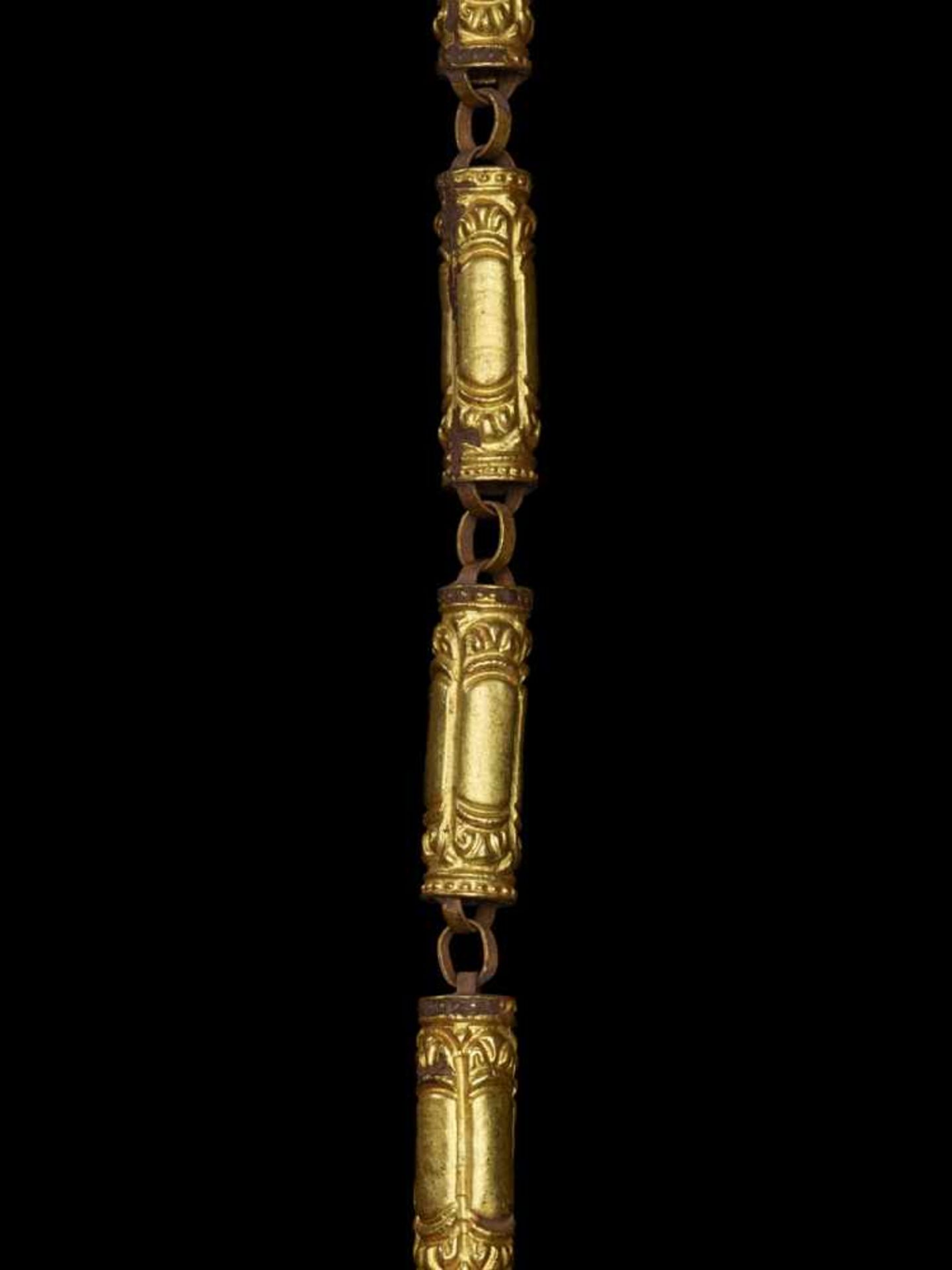 A CHAM REPOUSSÉ GOLD NECKLACE WITH A PECTORAL DEPICTING A SEATED HINDU DEITY Central or southern - Bild 4 aus 5