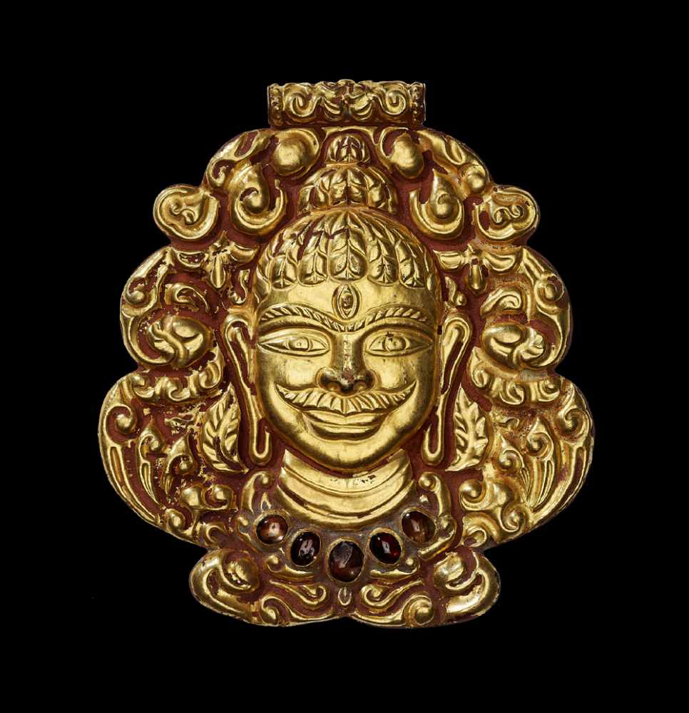 A CHAM GOLD REPOUSSÉ PENDANT DEPICTING SHIVA WITH GEMSTONES Champa, classical period, 10th - Image 2 of 4