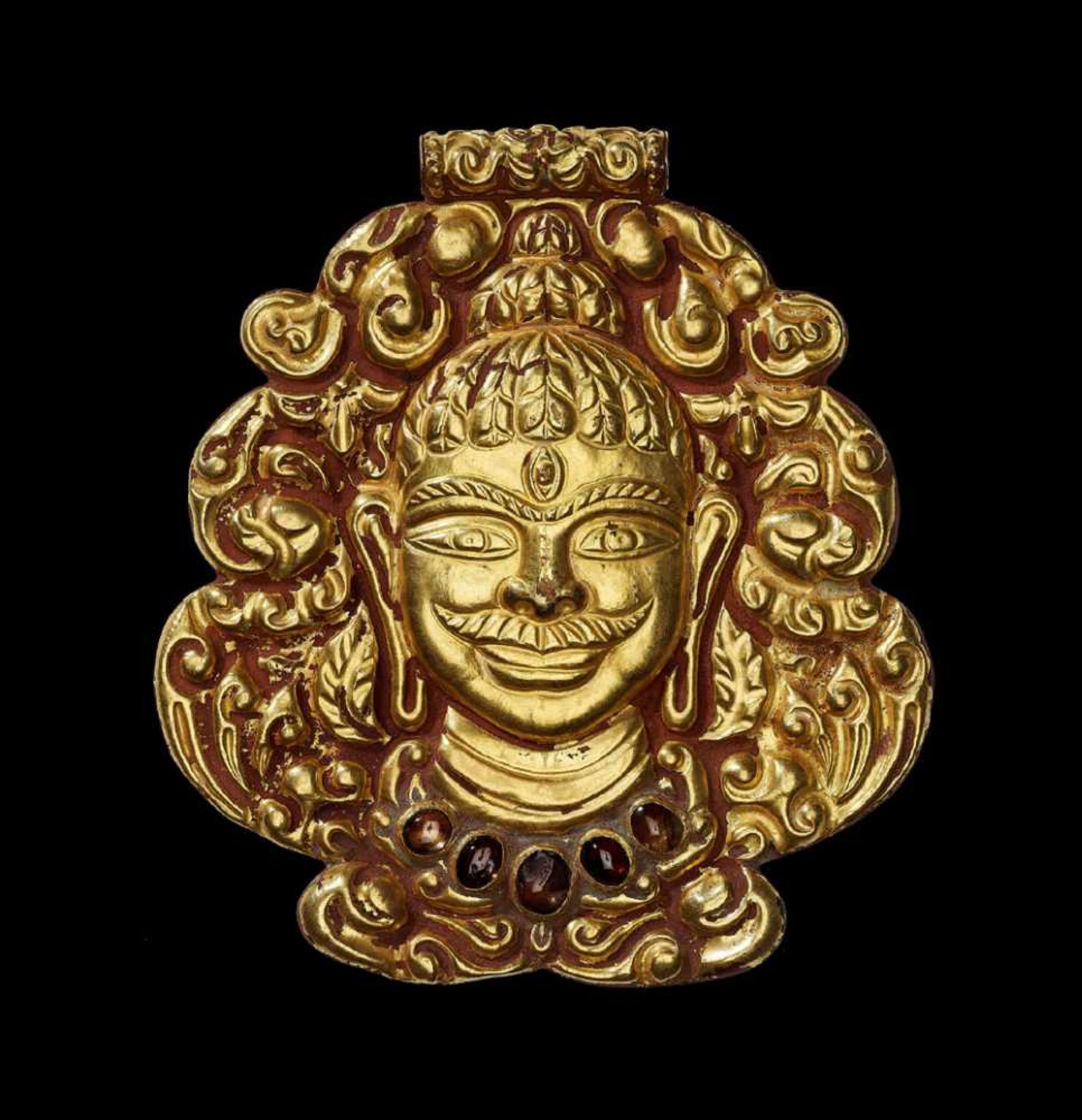 A CHAM GOLD REPOUSSÉ PENDANT DEPICTING SHIVA WITH GEMSTONES Champa, classical period, 10th - Bild 2 aus 4