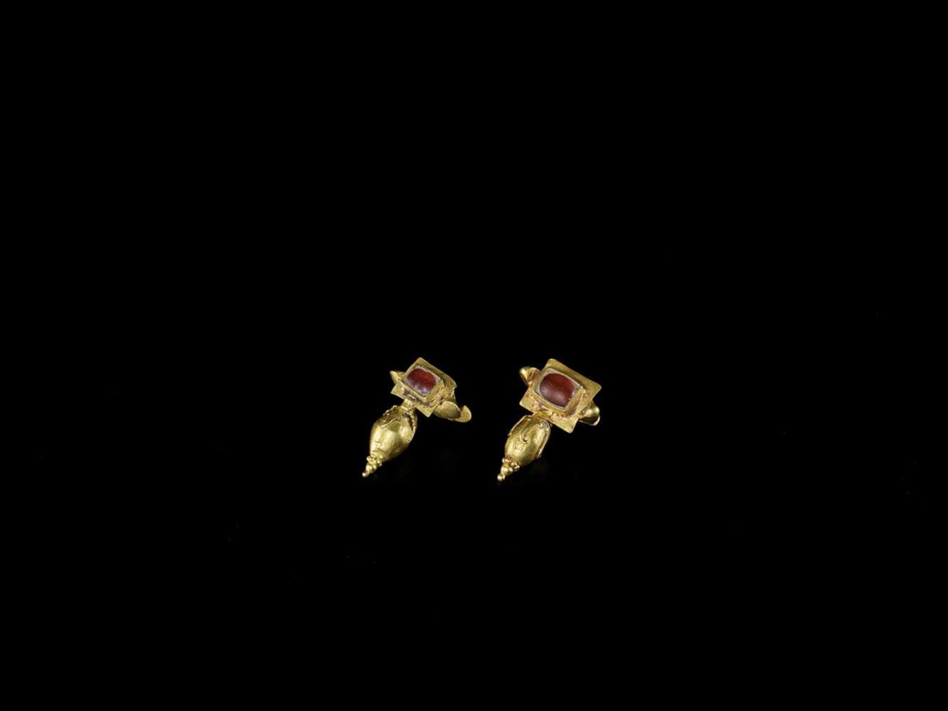 A PAIR OF CHAM GOLD EAR ORNAMENTS WITH RED GEMSTONES Champa, 12th – 14th century. Each earring is - Image 3 of 6