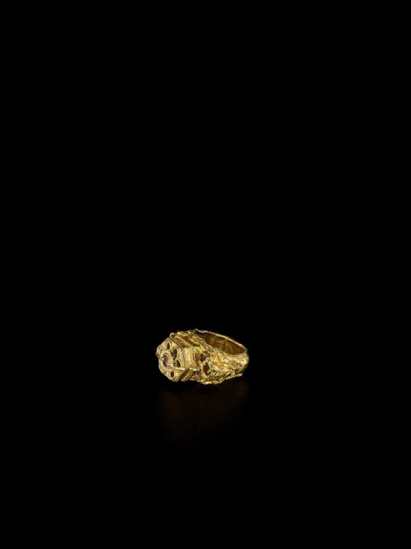 AN ELABORATE CHAM REPOUSSÉ GOLD RING Champa, c. 9th – 10th century. The raised top of this gold ring - Bild 3 aus 6