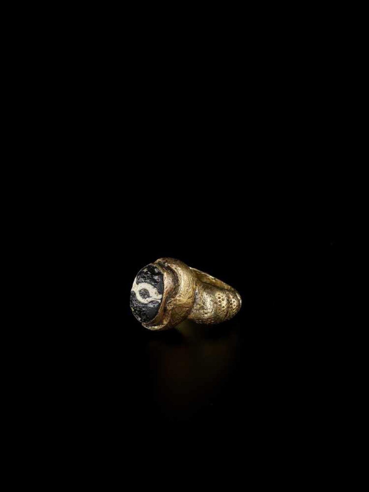 A LARGE AND MASSIVE CHAM GOLD RING Champa, c. 9th – 10th century. The massive gold ring with side - Bild 4 aus 5