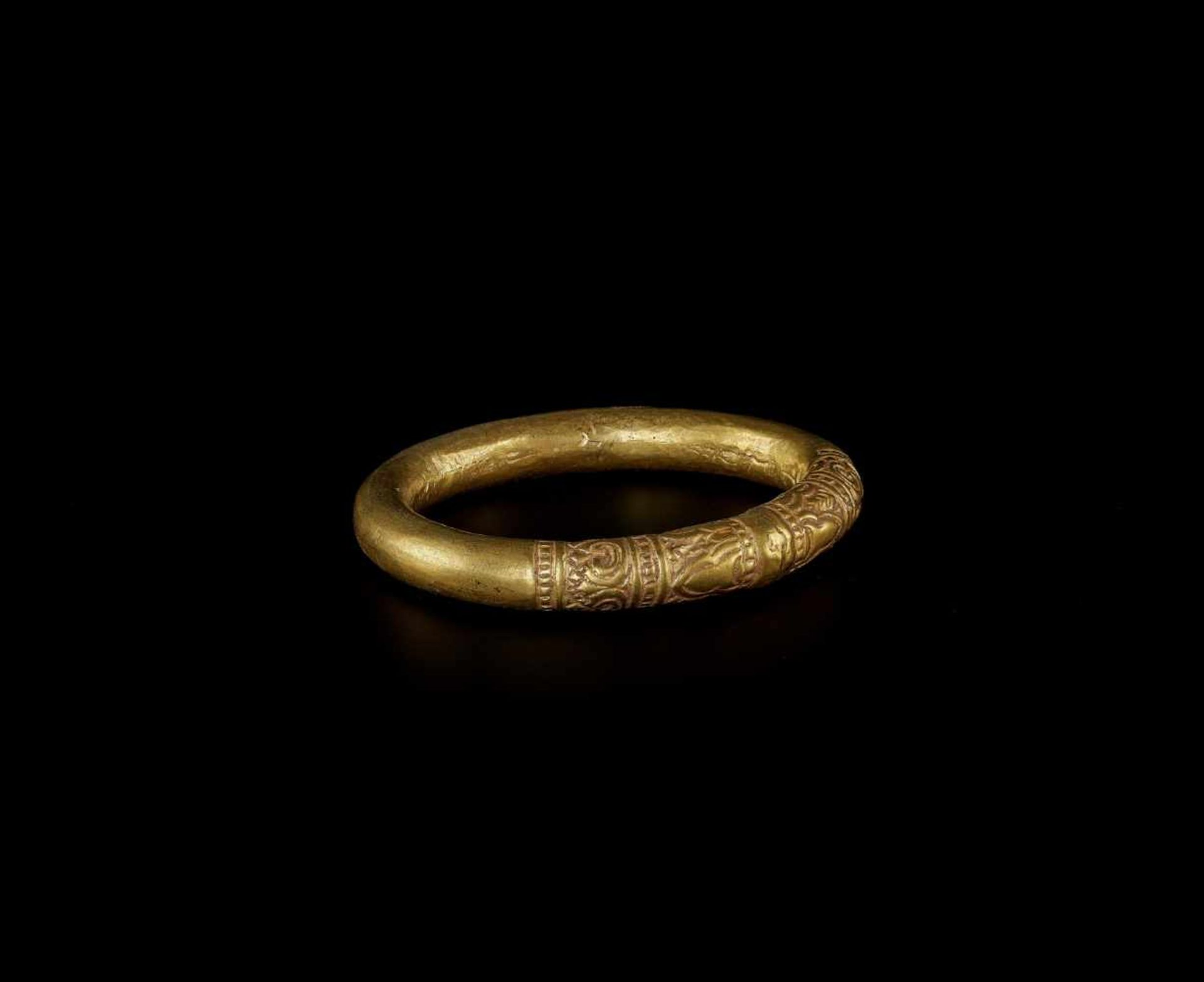 A HOLLOW KHMER REPOUSSÉ GOLD BANGLE Khmer Empire, pre-Angkor, 8th – 10th century. The hollow gold - Bild 3 aus 4