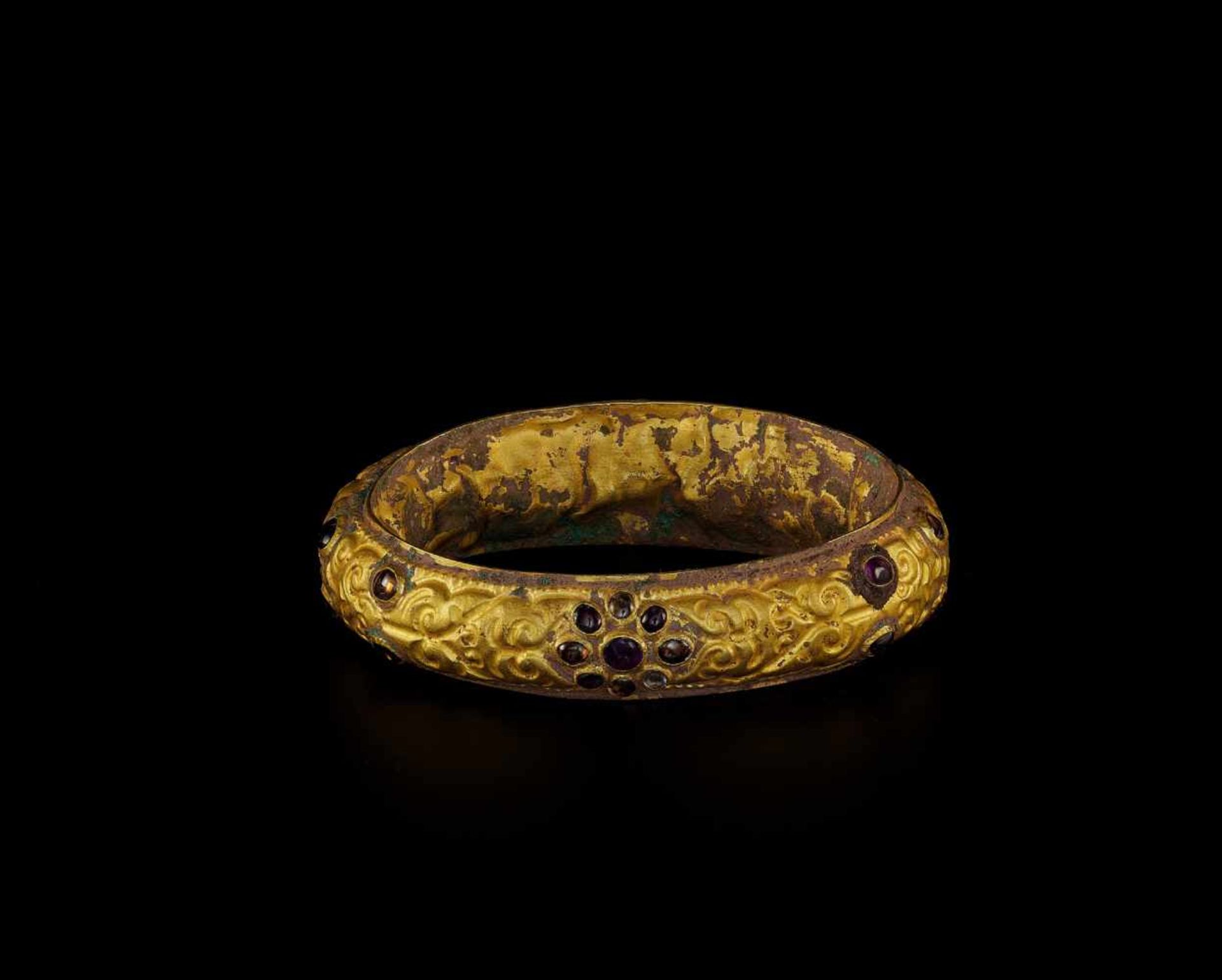 A CHAM REPOUSSÉ GOLD BRACELET WITH A GEMSTONE FLOWER AND GUARDIAN LIONS Champa, classical period, - Image 4 of 4