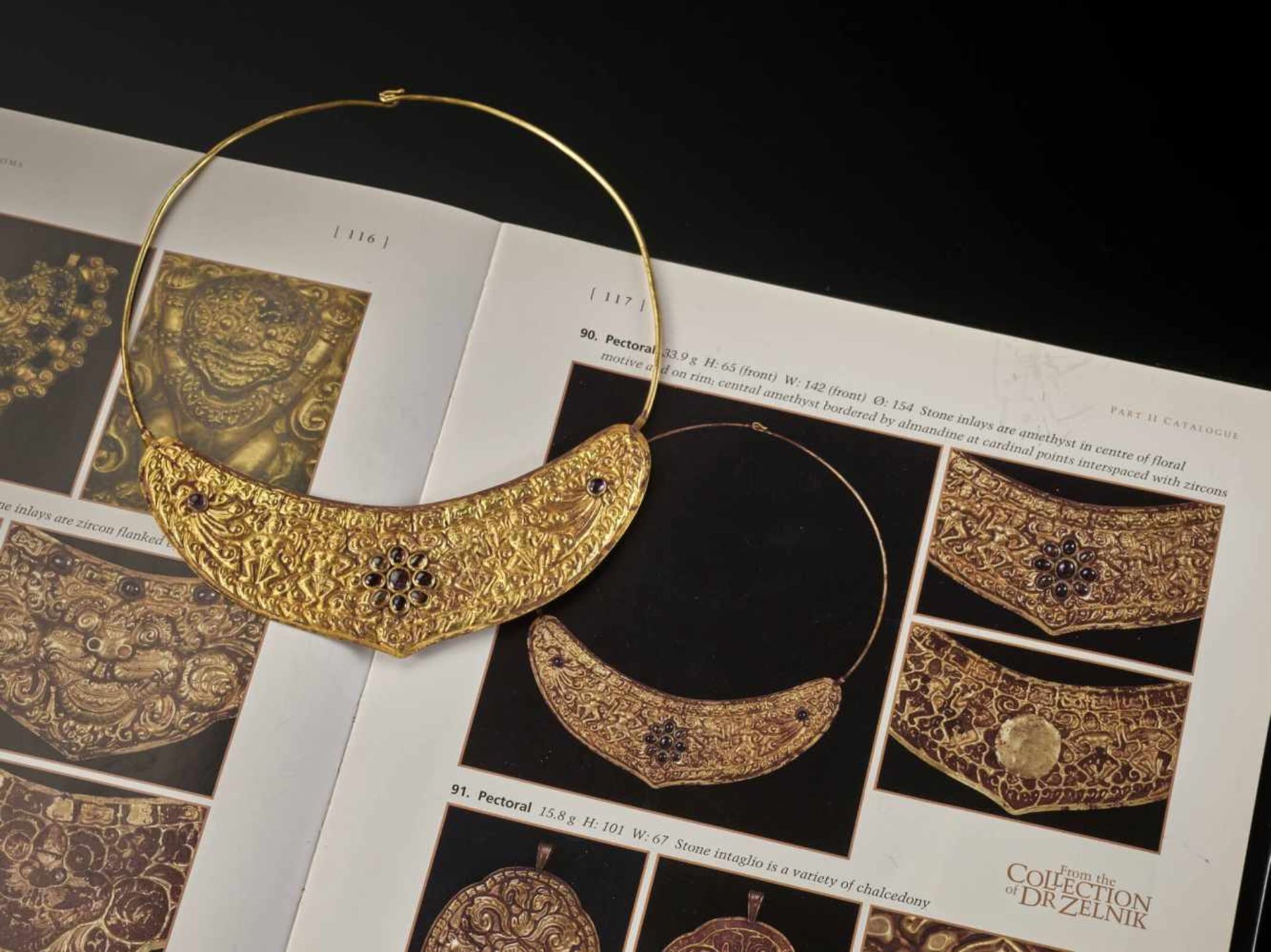 A CHAM GOLD NECKLACE WITH A CRESCENT MOON PECTORAL Central or southern Cham kingdom, period of Khmer - Image 2 of 5