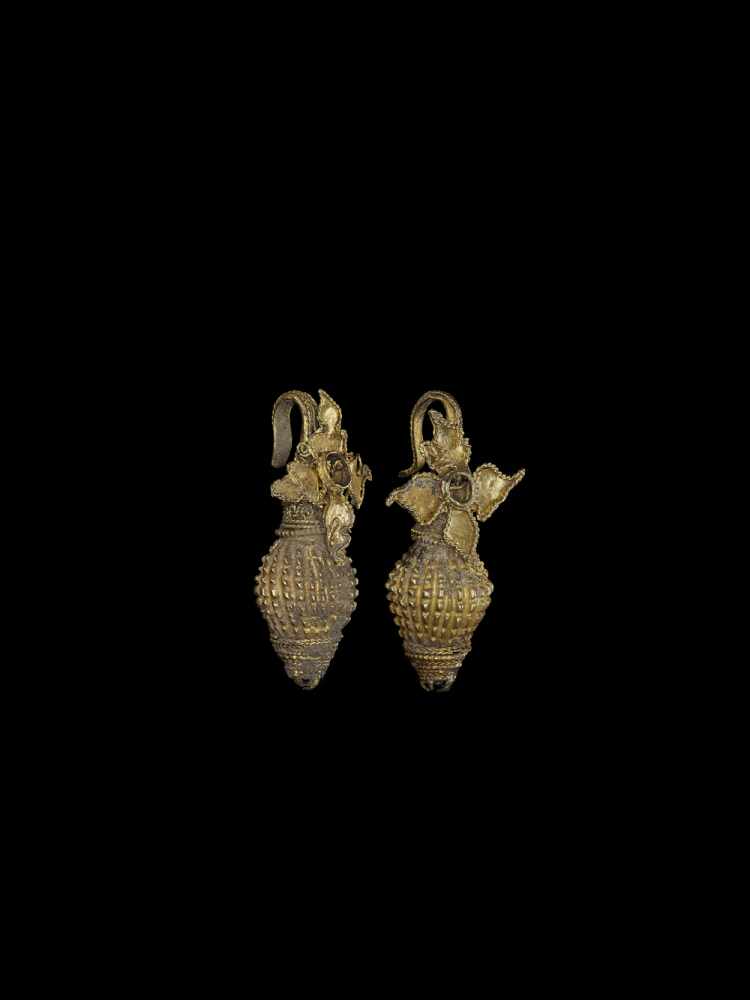 A PAIR OF INDIAN GOLD EAR ORNAMENTS WITH CONCH AND FLOWER South India, 18th – 19th century. A pair - Image 3 of 3