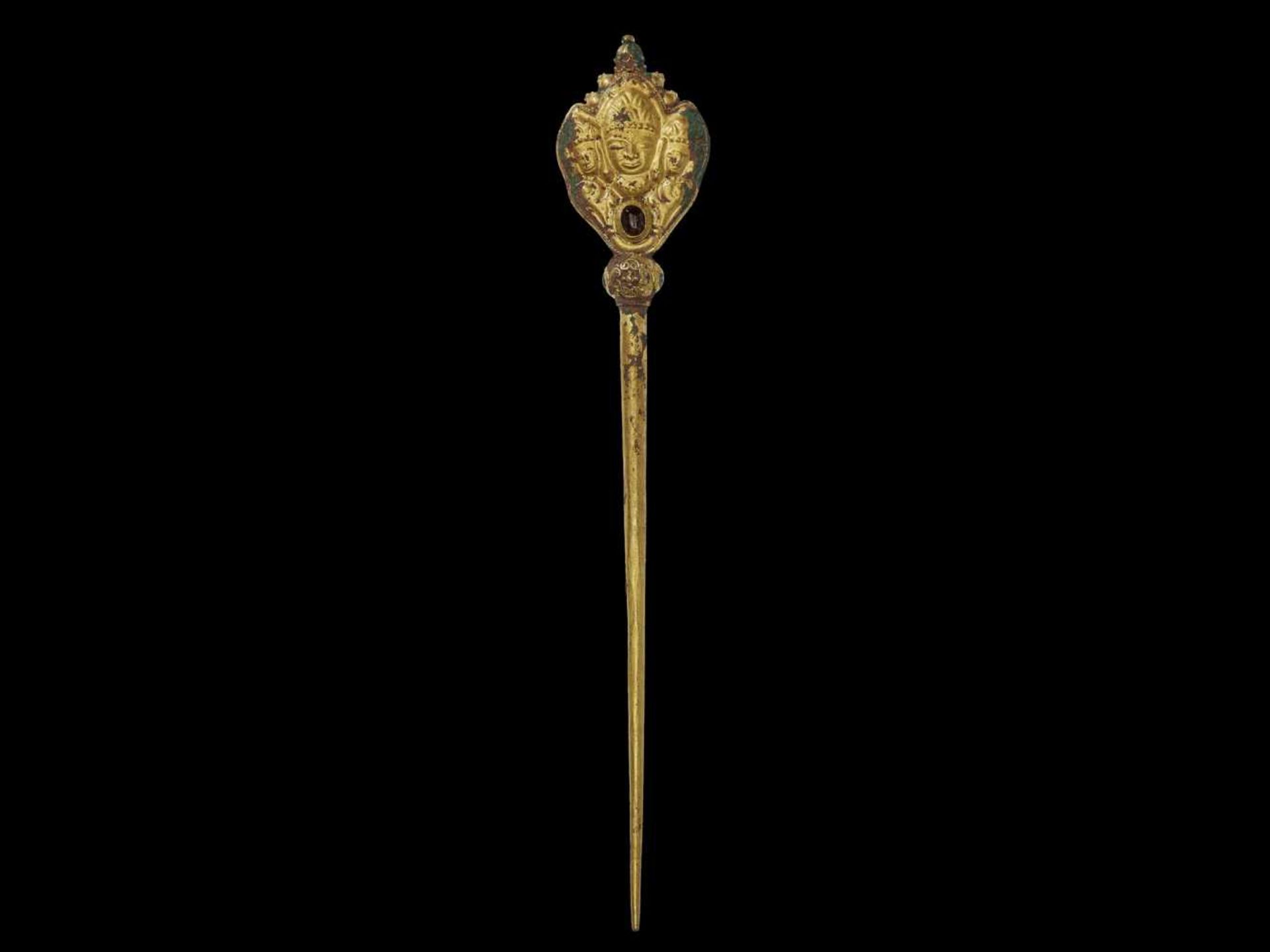 A CHAM REPOUSSÉ GOLD HAIRPIN WITH BRAHMA Central Cham kingdom, classical period, 10th – 12th - Bild 2 aus 5