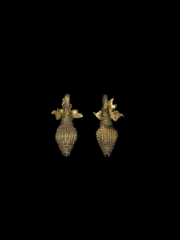 A PAIR OF INDIAN GOLD EAR ORNAMENTS WITH CONCH AND FLOWER South India, 18th – 19th century. A pair - Image 2 of 3