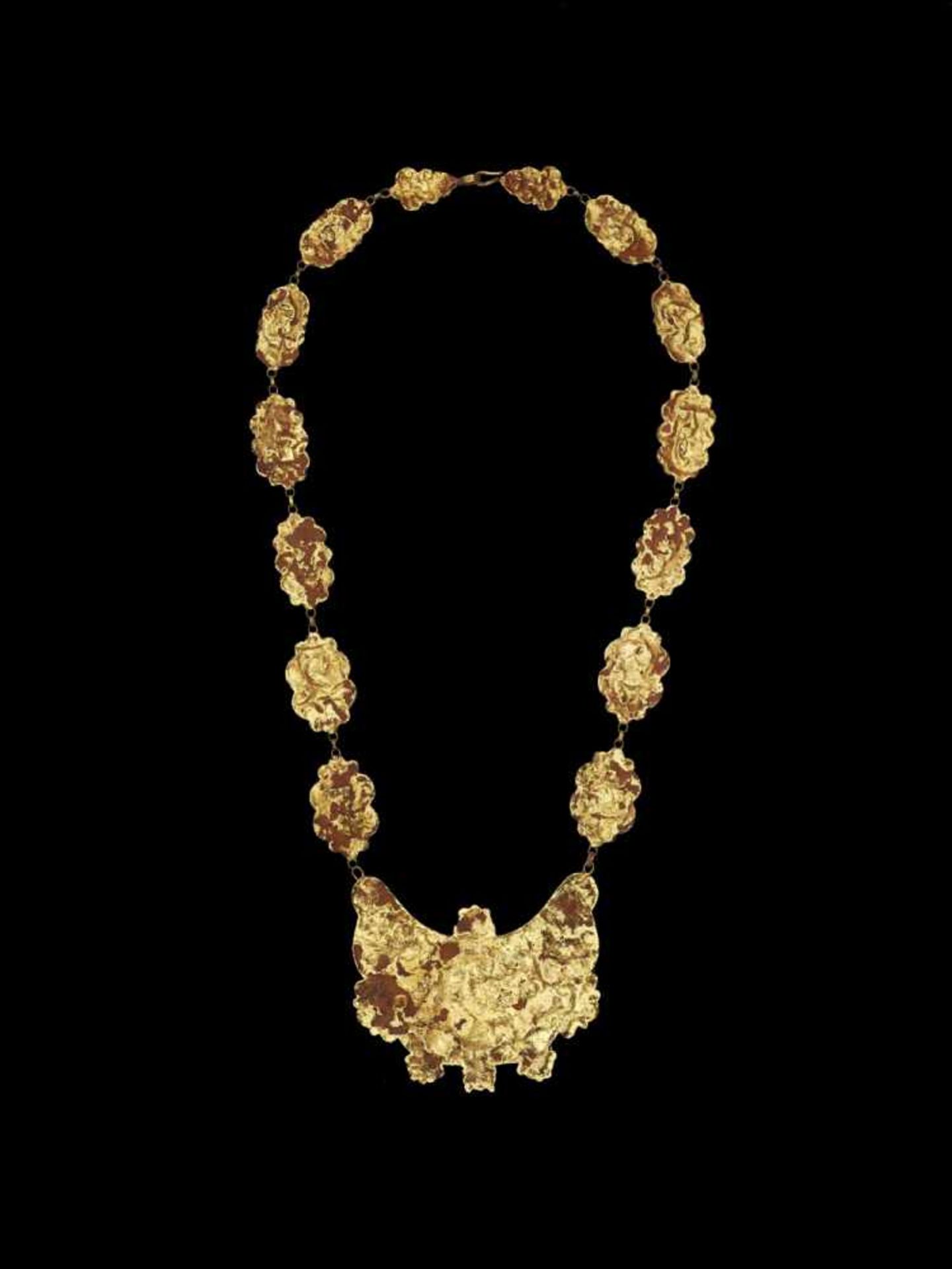 A CHAM REPOUSSÉ GOLD NECKLACE WITH A PECTORAL DEPICTING KALA Central Cham kingdom, most probably - Image 4 of 5