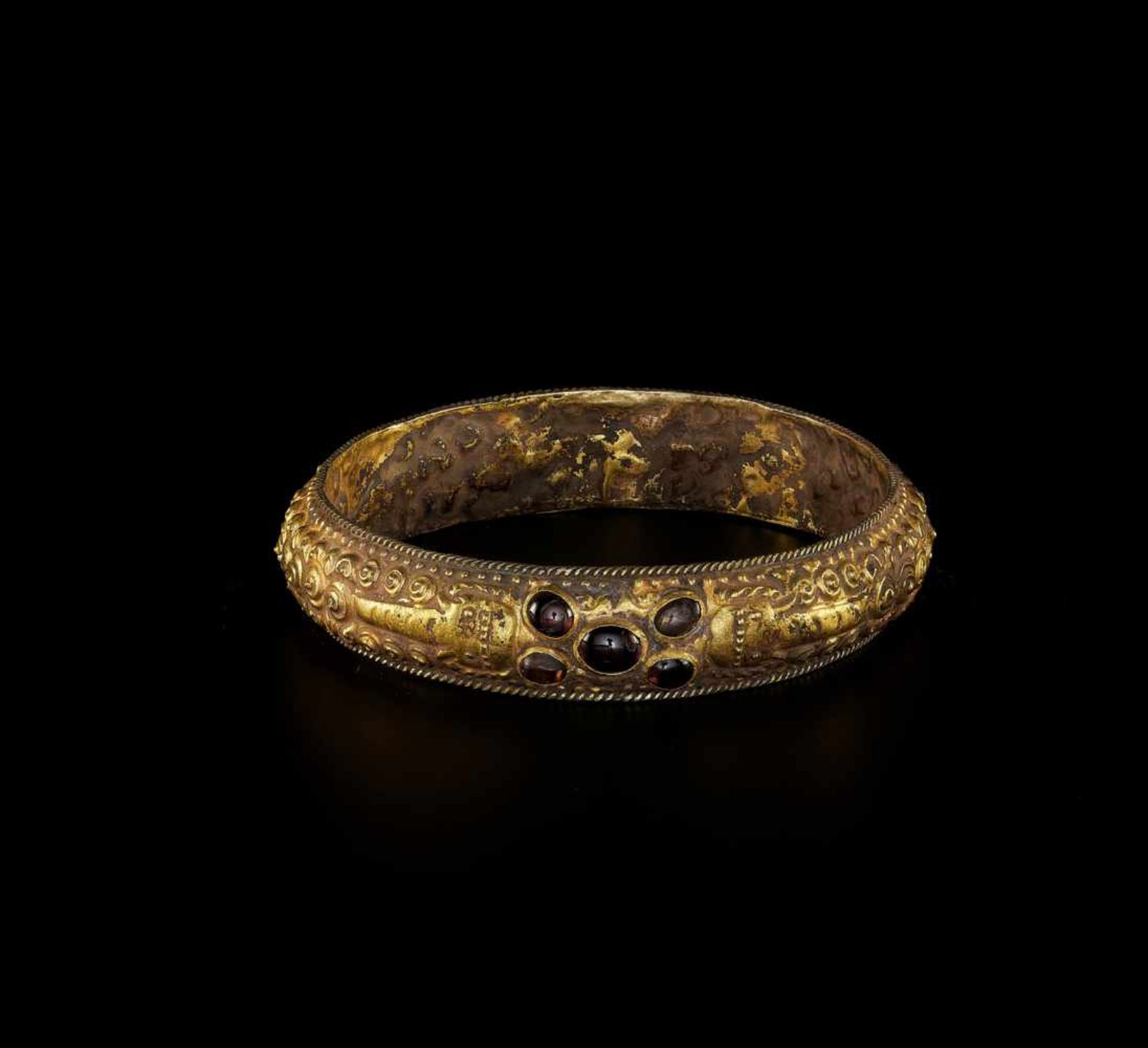 A CHAM REPOUSSÉ GOLD BRACELET WITH A GEMSTONE FLOWER AND ELEPHANTS Champa, classical period, - Bild 6 aus 7