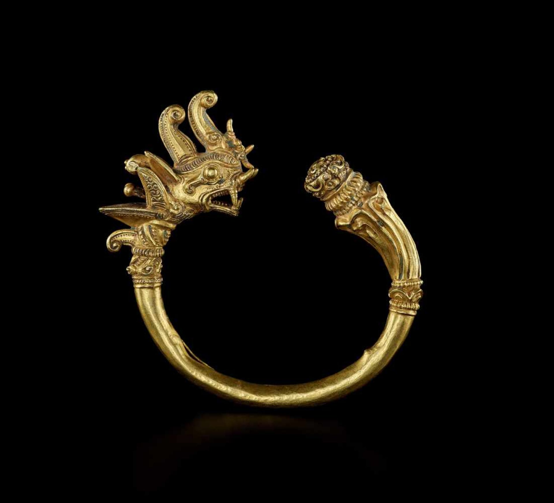 A MANDALAY GOLD BANGLE WITH A DRAGON HEAD AND LOTUS FLOWER Myanmar, 20th century. The lower end of - Image 2 of 5