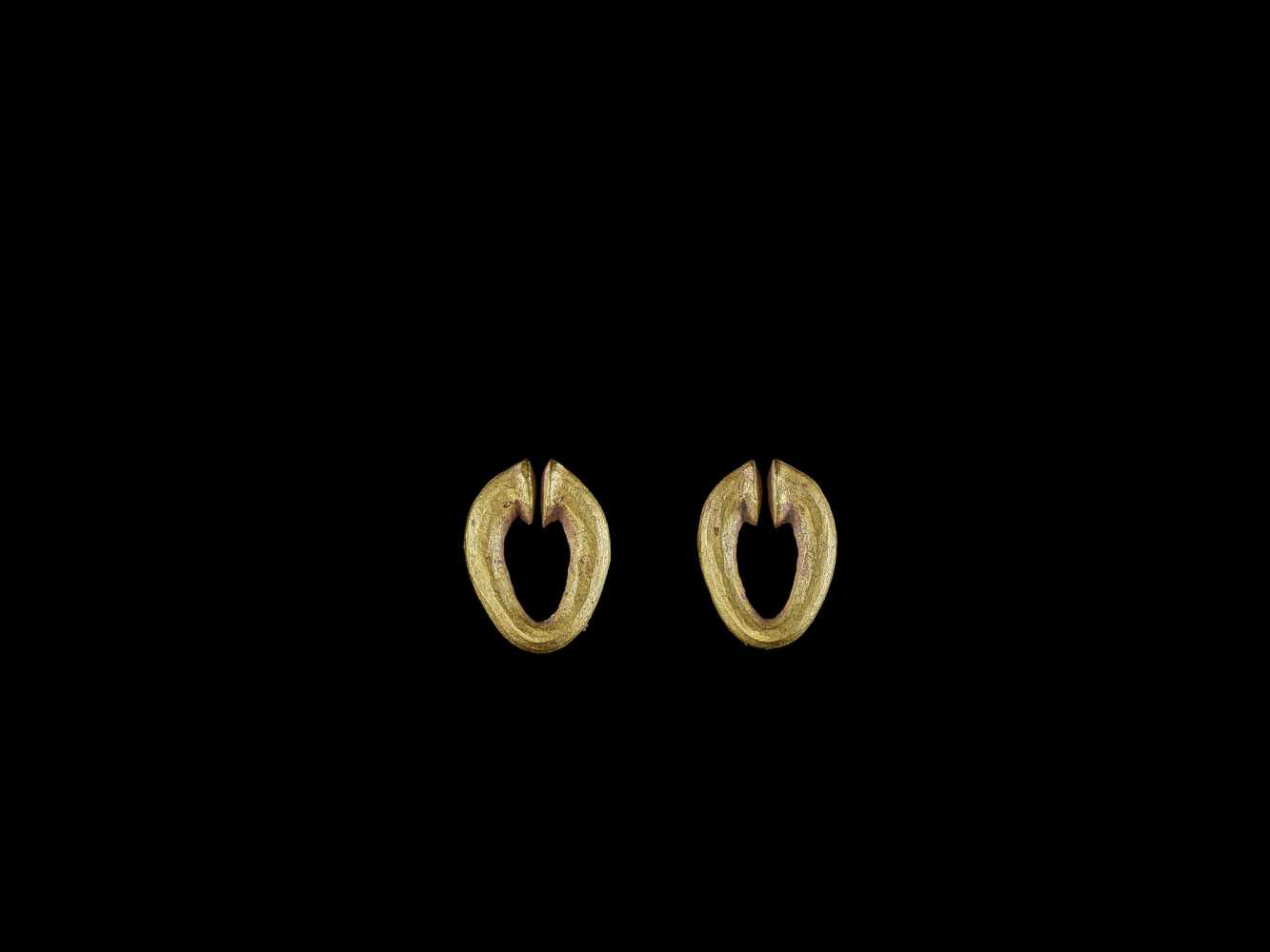 A PAIR OF GOLD EAR ORNAMENTS, ÓC EO CULTURE Óc Eo Culture, Mekong Delta, 3rd – 7th century. The - Image 3 of 3
