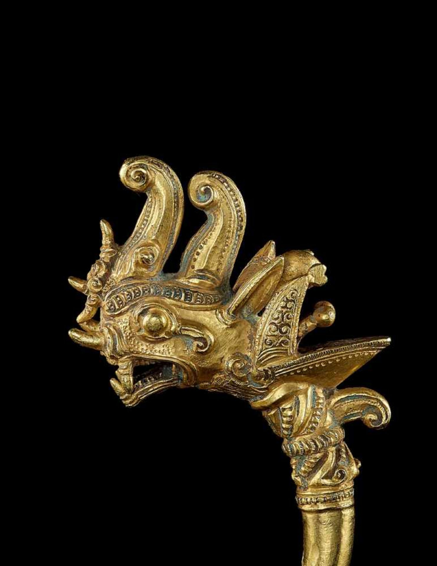 A MANDALAY GOLD BANGLE WITH A DRAGON HEAD AND LOTUS FLOWER Myanmar, 20th century. The lower end of - Image 5 of 5