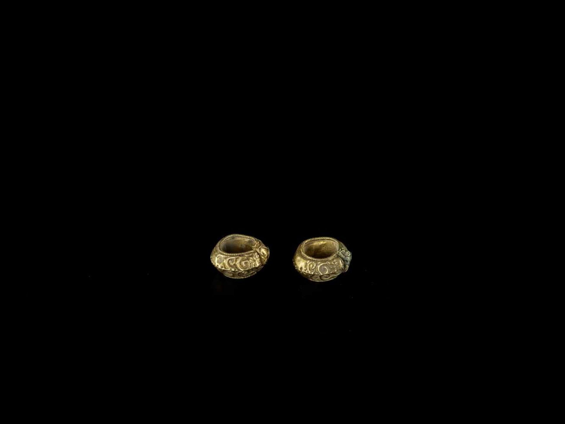 A PAIR OF CHAM REPOUSSÉ GOLD EARRINGS WITH SNAKE HEADS Champa, 12th – 14th century. The earrings - Bild 4 aus 5