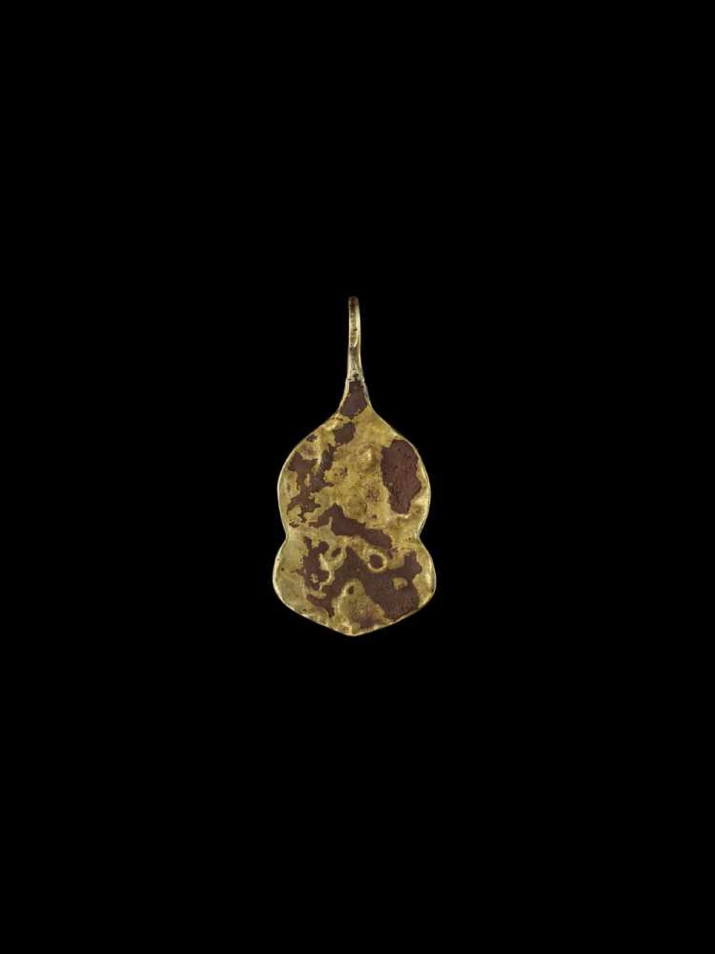 A CHAM REPOUSSÉ GOLD EAR ORNAMENT WITH A LION FACE Champa, 10th – 12th century. The pendant-like - Bild 2 aus 2