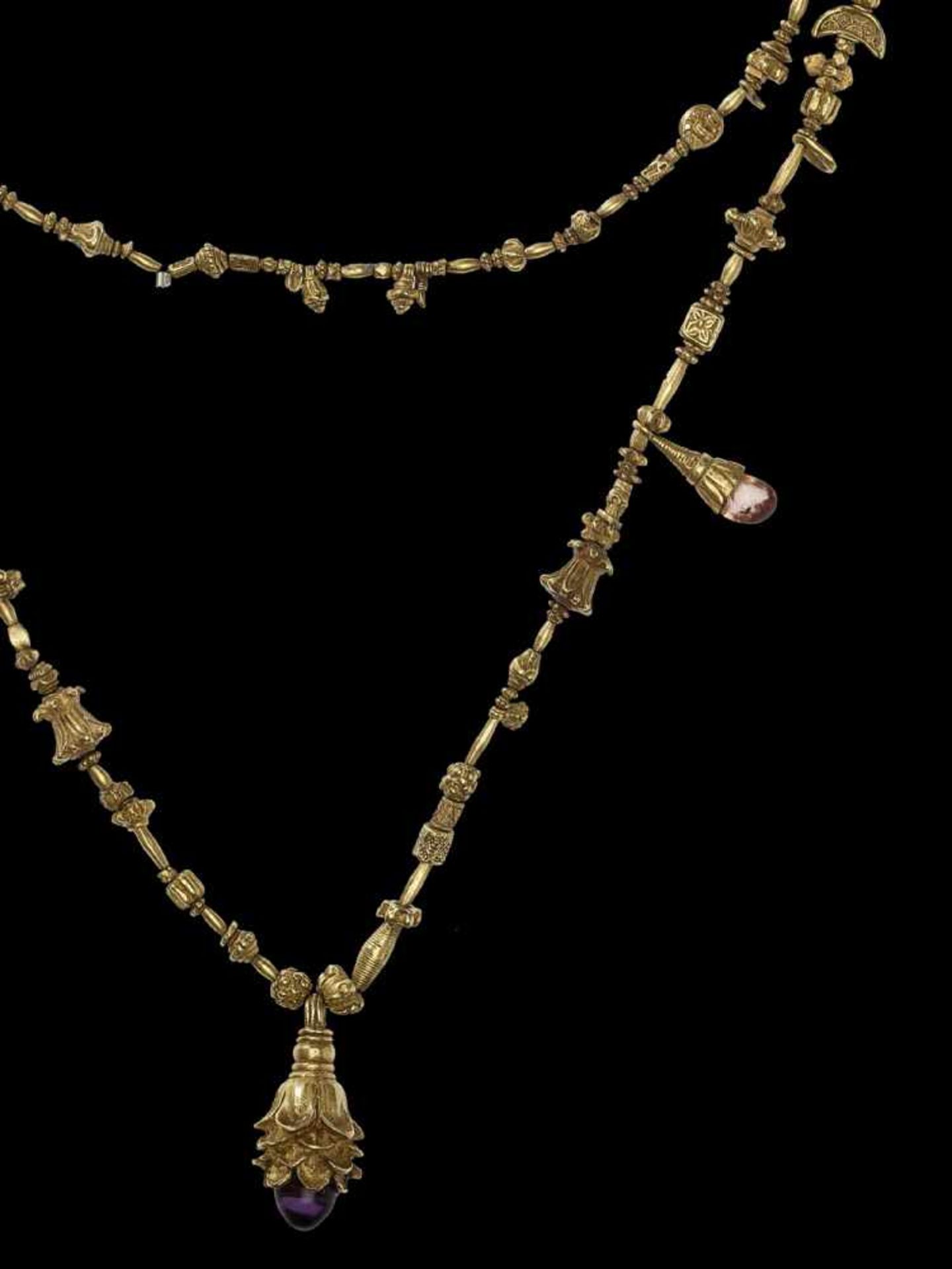 A SUPERB INDIAN GOLD NECKLACE WITH A LOTUS PENDANT AND AMETHYST India, 19th century. A superb - Bild 3 aus 6