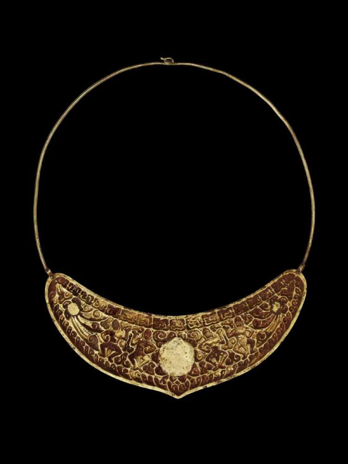 A CHAM GOLD NECKLACE WITH A CRESCENT MOON PECTORAL Central or southern Cham kingdom, period of Khmer - Image 3 of 5