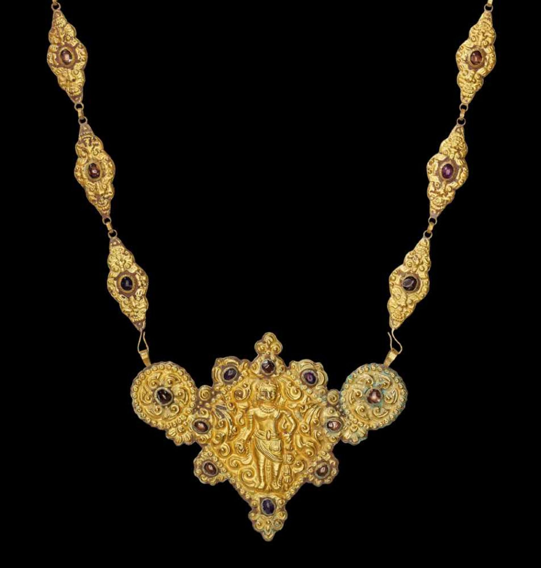 A CHAM REPOUSSÉ GOLD NECKLACE WITH A PECTORAL DEPICTING A HINDU DEITY Central Cham kingdom, - Image 2 of 6