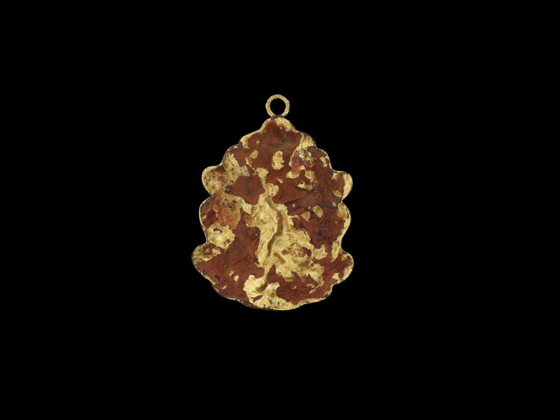 A RARE CHAM REPOUSSÉ GOLD PENDANT WITH DANCING INDRA AND ELEPHANTS Central Cham kingdom, classical - Bild 2 aus 4