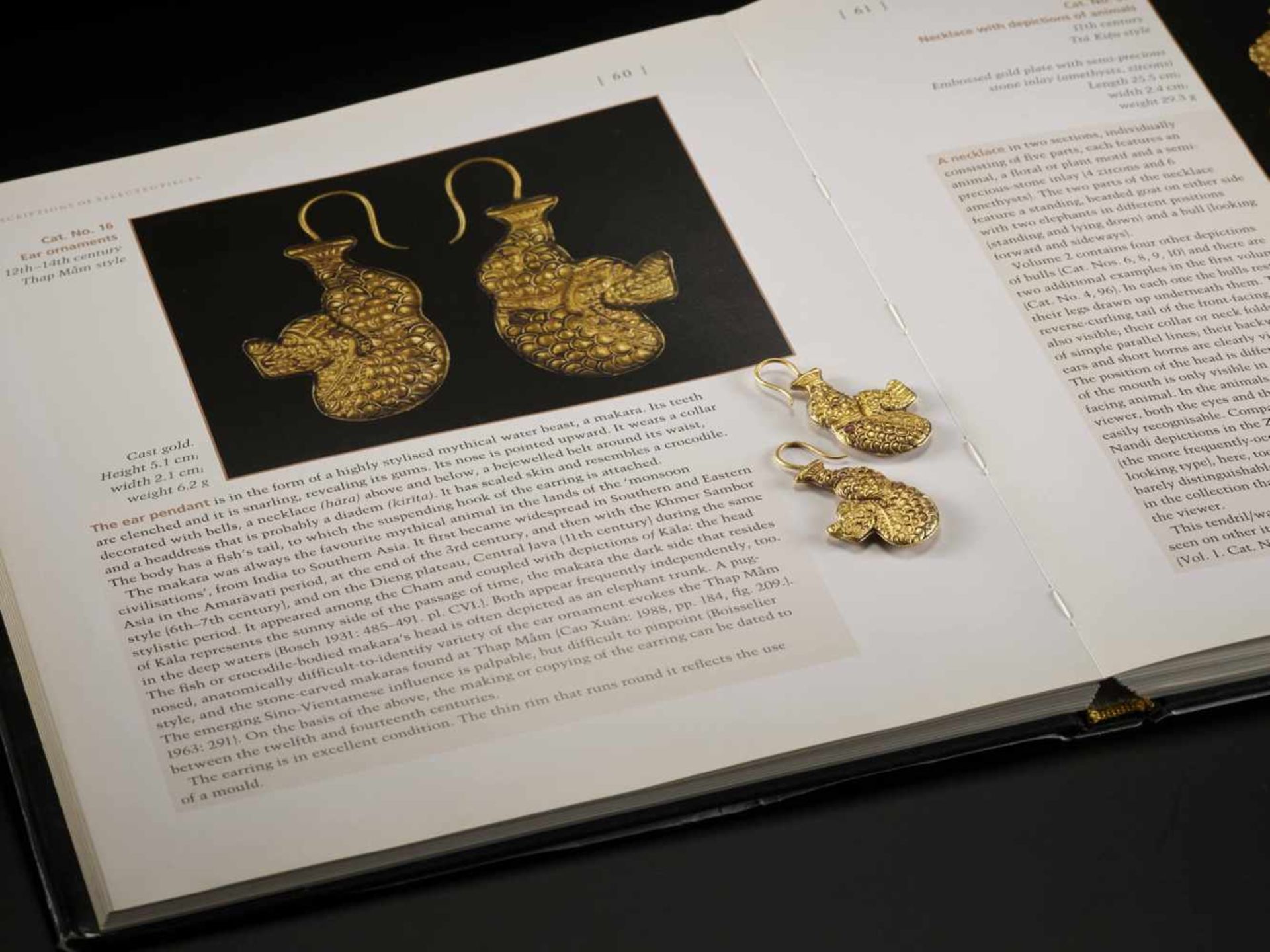 A PAIR OF CHAM REPOUSSÉ GOLD EAR ORNAMENTS IN THE FORM OF MAKARA Champa, Thap Mam Style, 12th – 14th - Bild 2 aus 6